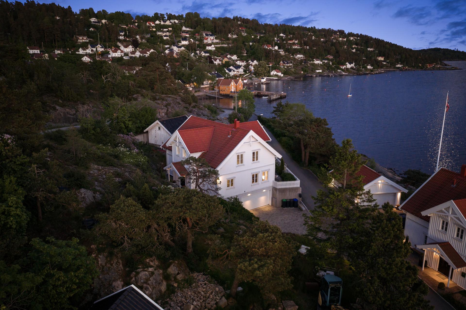 Velkommen til denne innholdsrike og moderne eneboligen fra 2018!  Her kan du kombinere hus og fritidsbolig i ett - 40 minutter fra Oslo!. Bilde nummer 2 av 3
