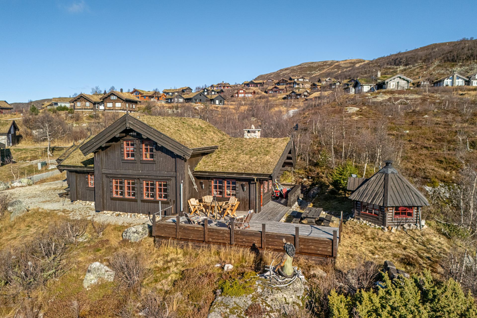 Solid laftehytte med panoramautsikt - Stor tomt på ca. 1,2 mål . Bilde nummer 2 av 3