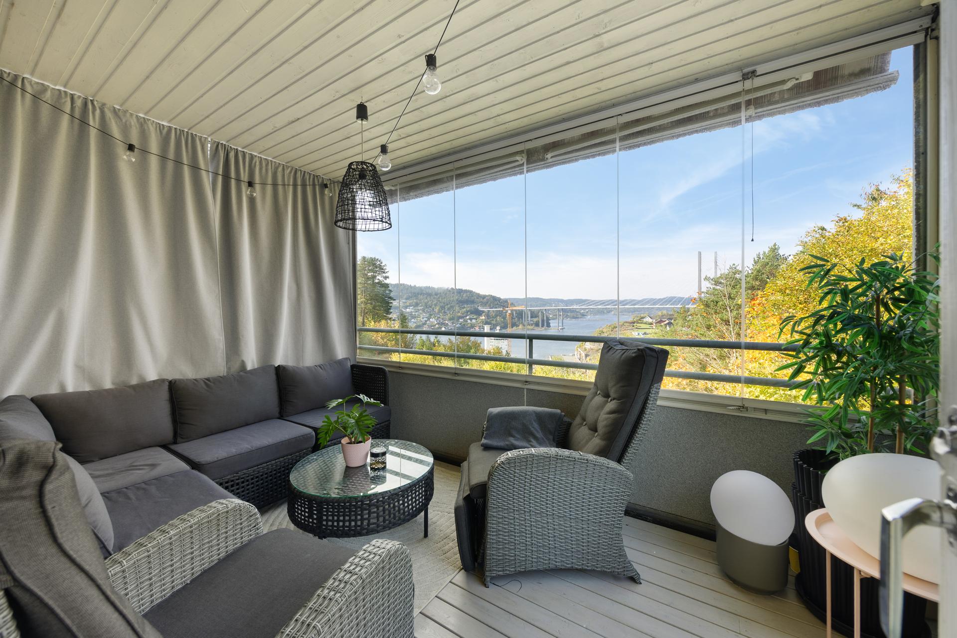 Leiligheten har en hyggelig og innglasset balkong med skyvbare glassfelt med adkomst fra stuen.. Bilde nummer 2 av 3