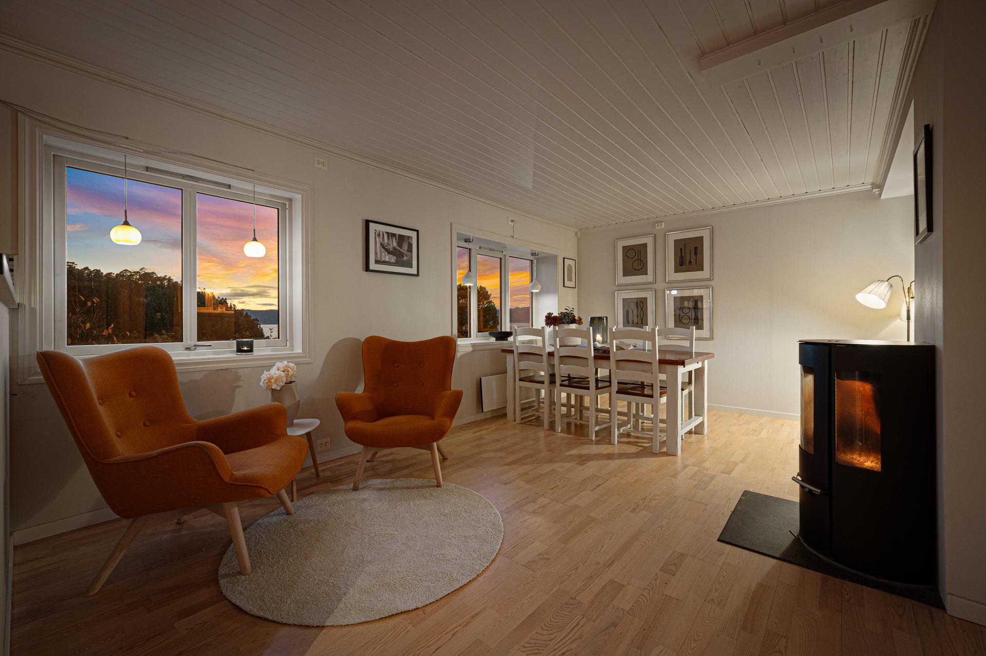 Spiseseksjonen finner sin naturlige plassering ved et av stuevinduene. . Bilde nummer 3 av 3