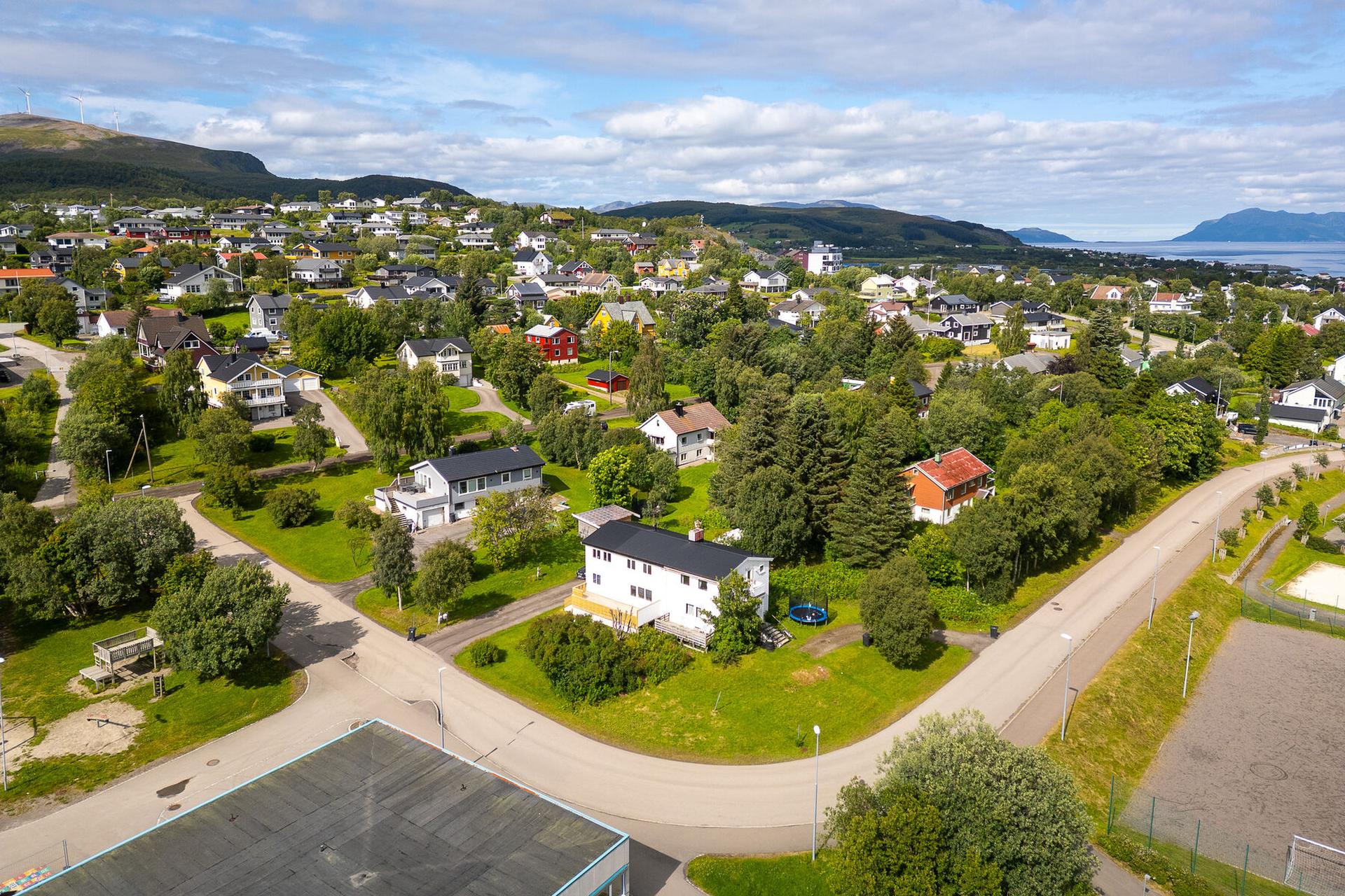Eiendommen ligger sentralt til med gangavstand til skoler, idrettsanlegg og sentrum.. Bilde nummer 3 av 3