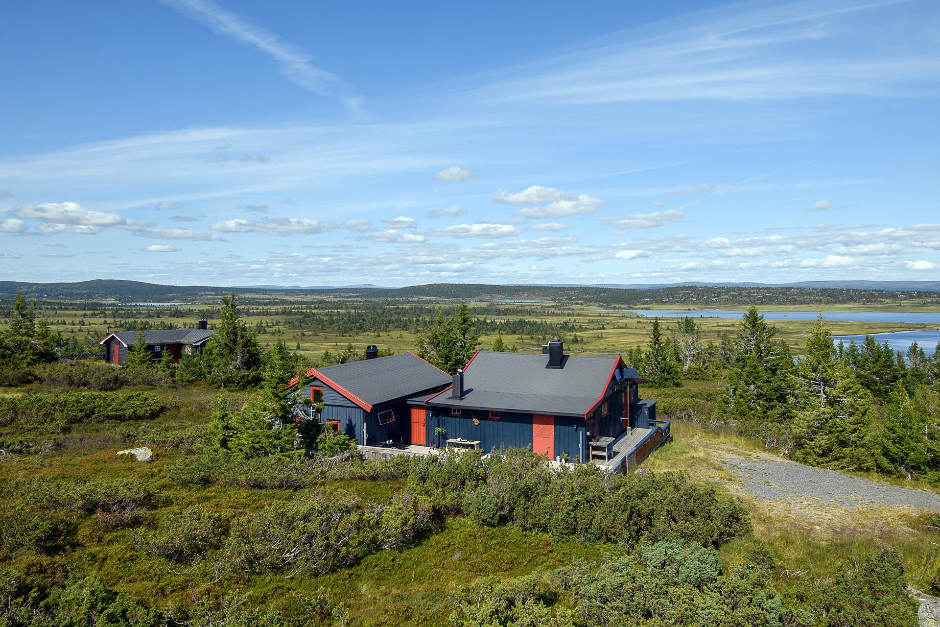 Eiendommen ligger i rolige omgivelser, skjermet for direkte innsyn. Flott utsikt og fine solforhold.. Bilde nummer 2 av 3
