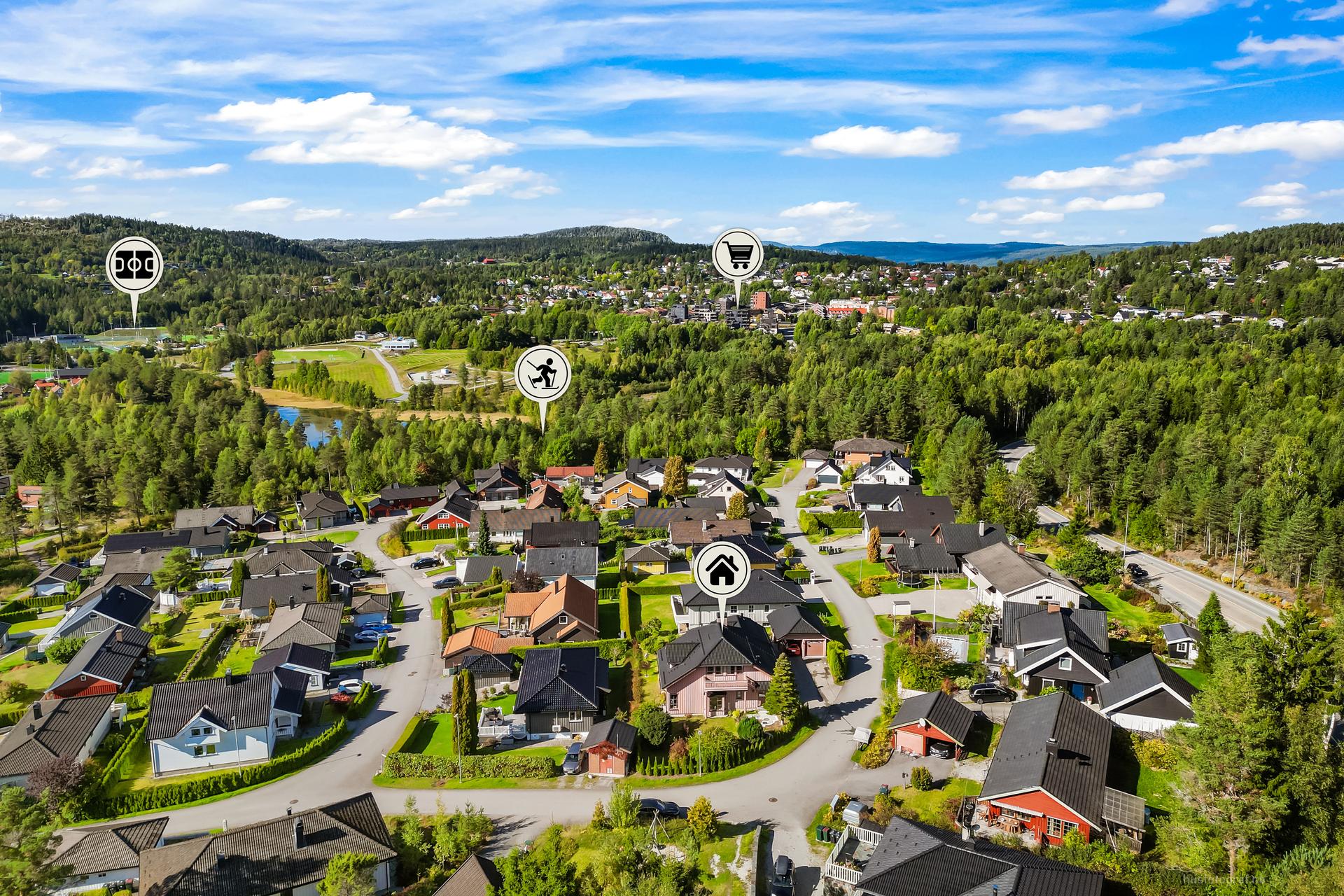 Flott beliggende på hjørnetomt i et etablert og barnevennlig nabolag sentralt på Konnerud.. Bilde nummer 2 av 3