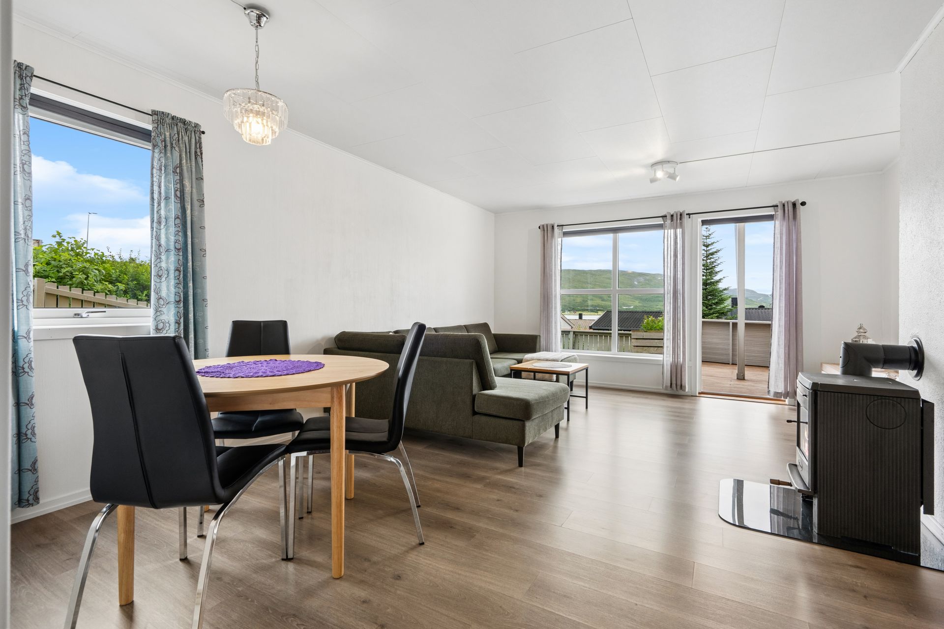 Pen stue med utgang til terrasse. Bilde nummer 2 av 3
