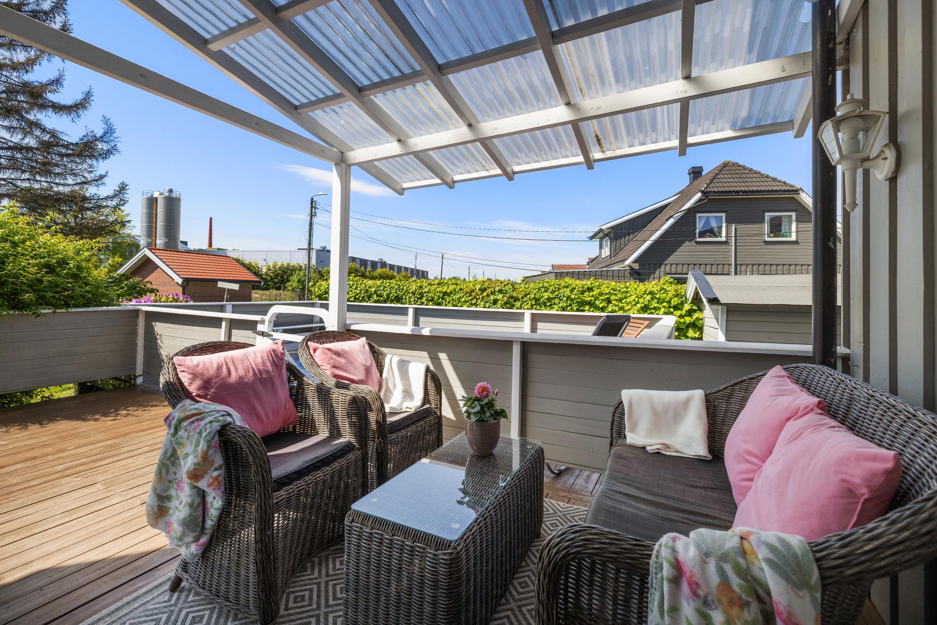 Delvis overbygd terrasse med adkomst fra stuen. Bilde nummer 2 av 3
