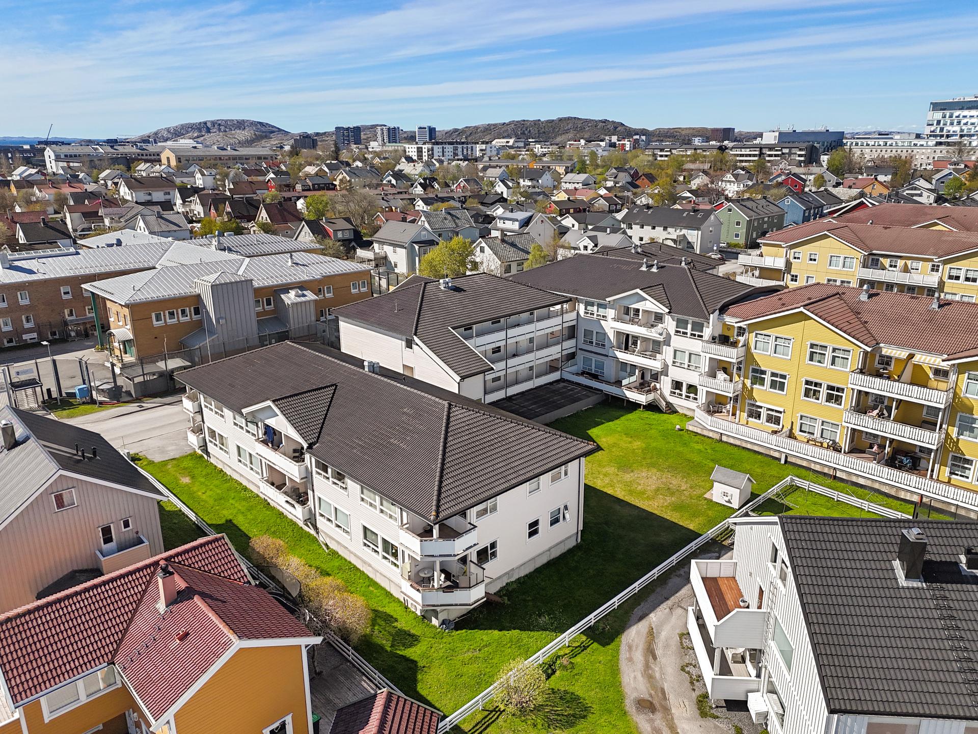 Leiligheten ligger sentralt og attraktivt i en veletablert del av Østbyen - med kort vei til "alt" av daglige nødvendigheter. Bilde nummer 3 av 3