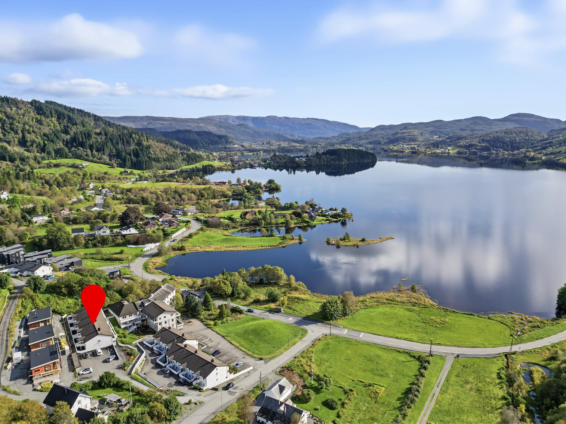 Velkommen til ditt nye hjem ved vakre Kalandsvatnet - få minutters kjøring fra Nesttun og Lagunen!. Bilde nummer 1 av 3