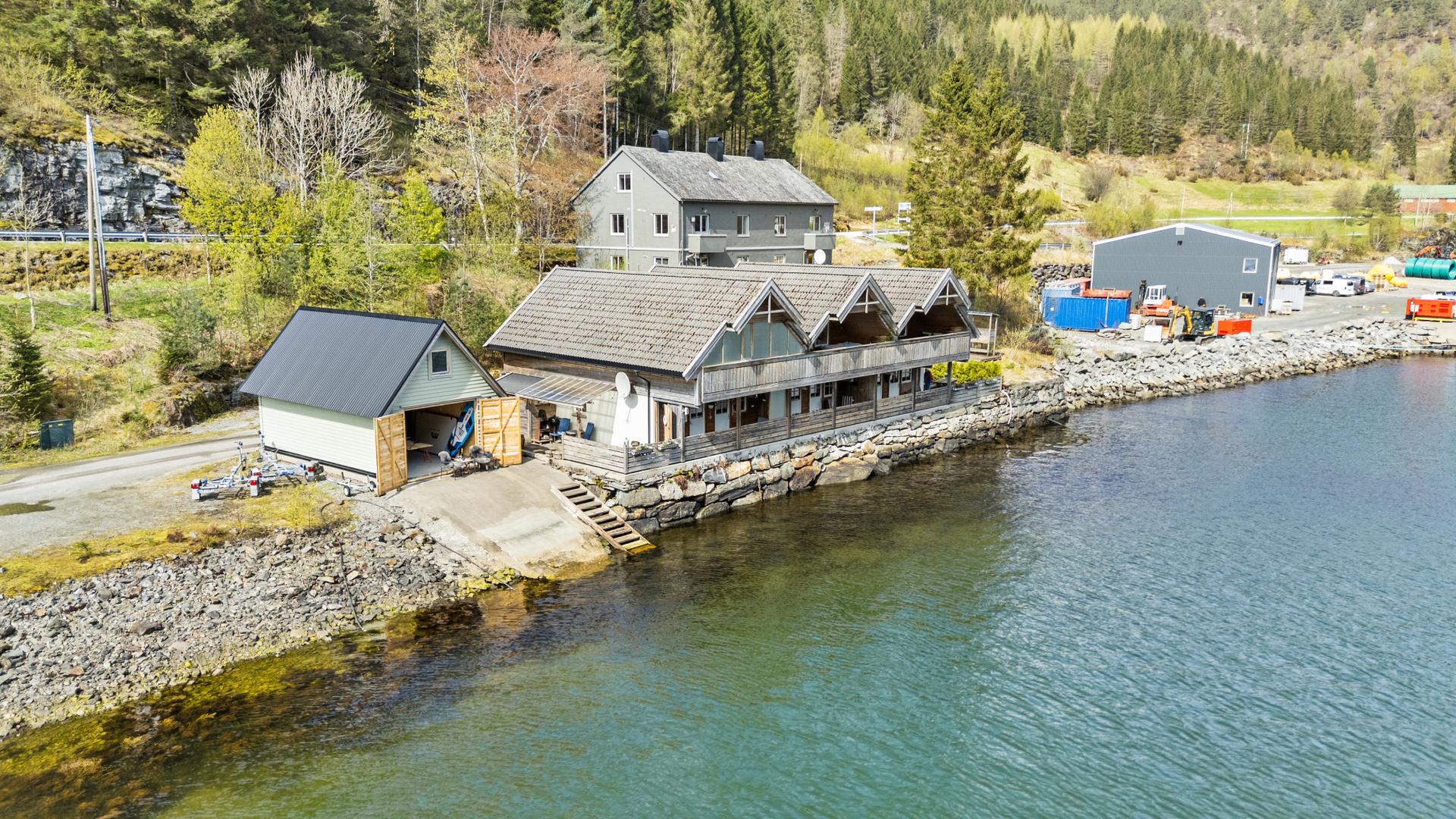 Velkommen til Bøfjordvegen 104, presentert ved EiendomsMegler1 - Foto levert av Photoevent AS. Bilde nummer 1 av 3
