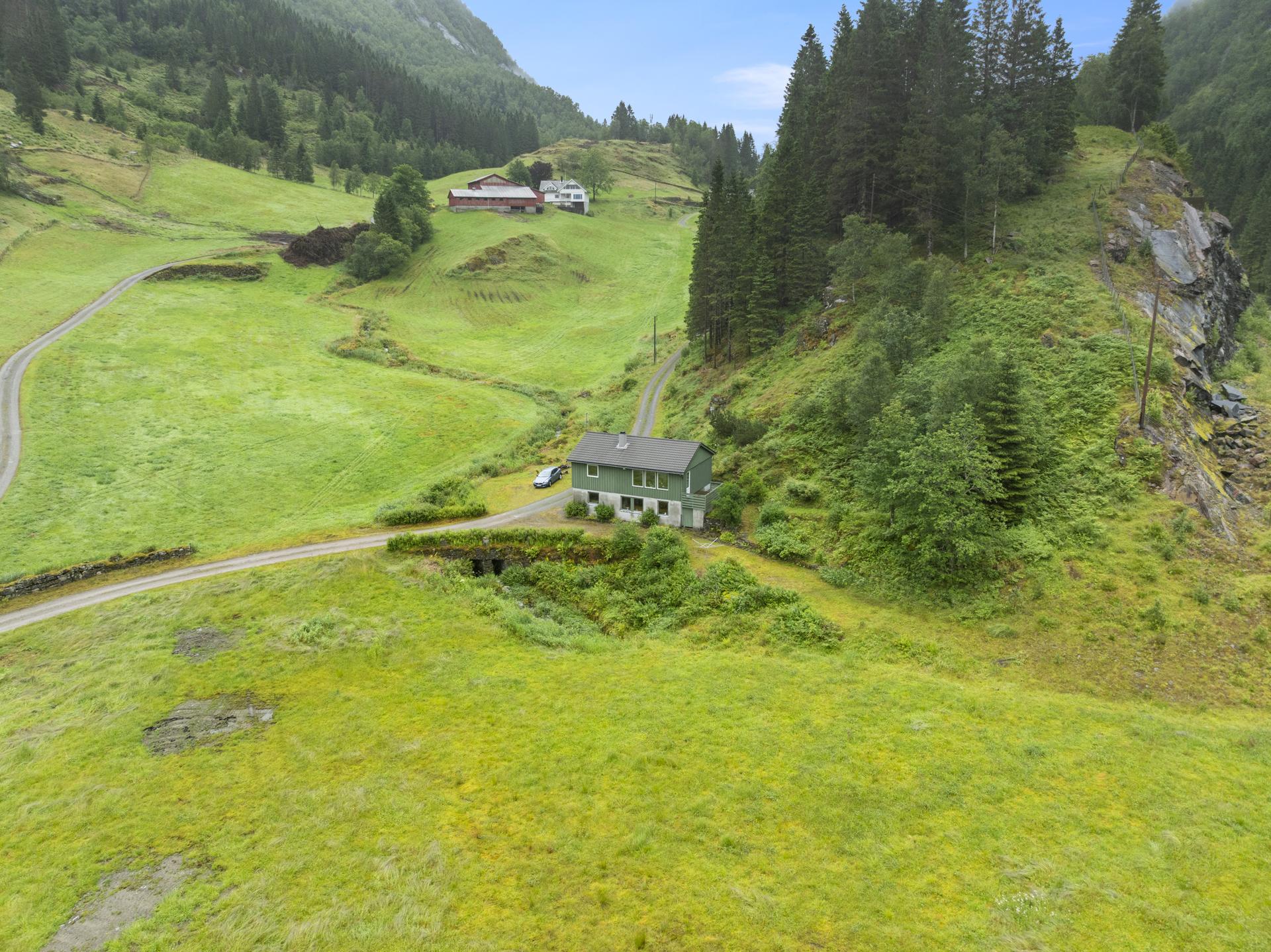 Velkommen til Vadheimsvegen 2967 v/EiendomsMegler1 - foto levert av Photoevent. Bilde nummer 1 av 3
