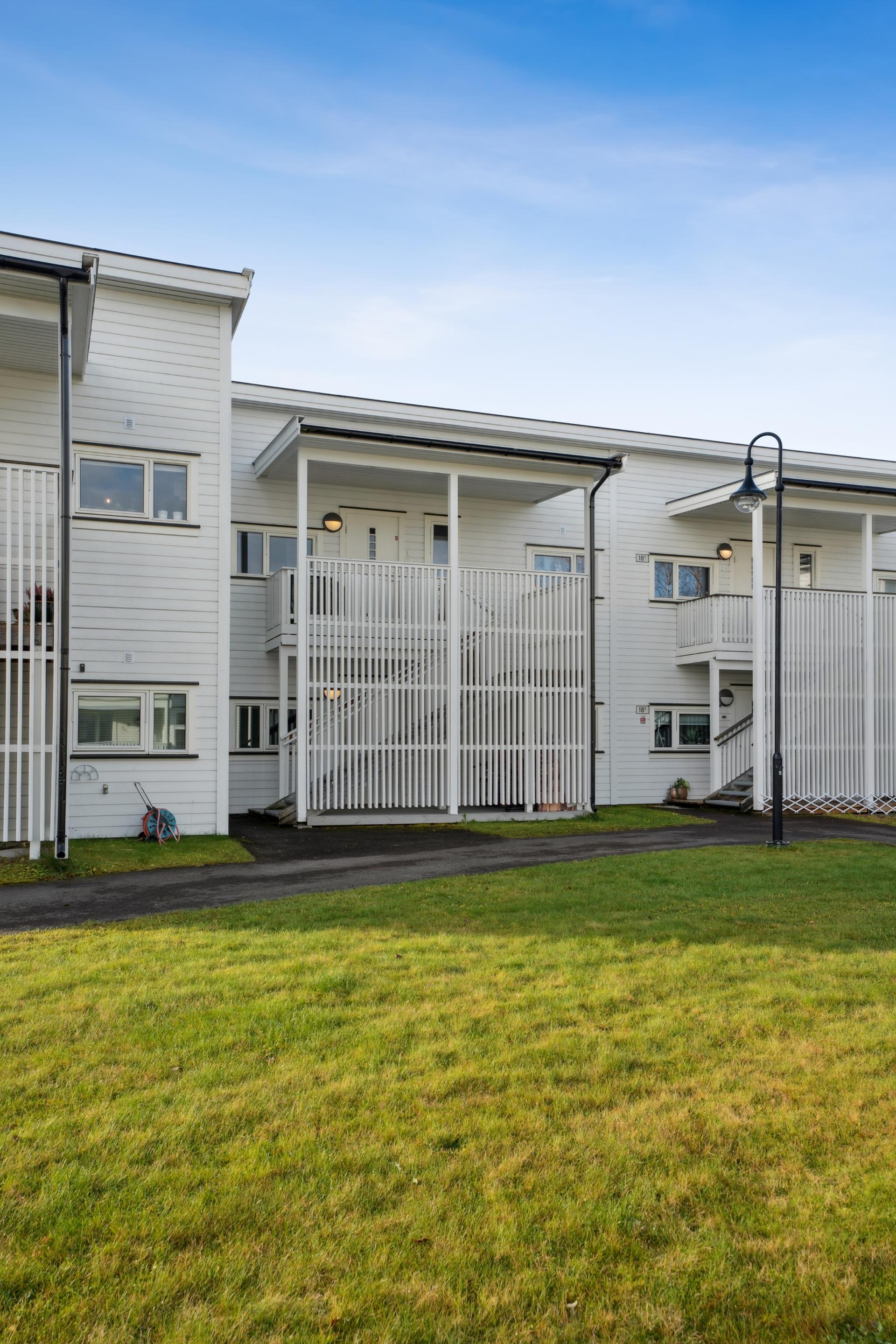Boligen ligger i det rolige og veletablerte boligområdet Brusveen.. Bilde nummer 2 av 3