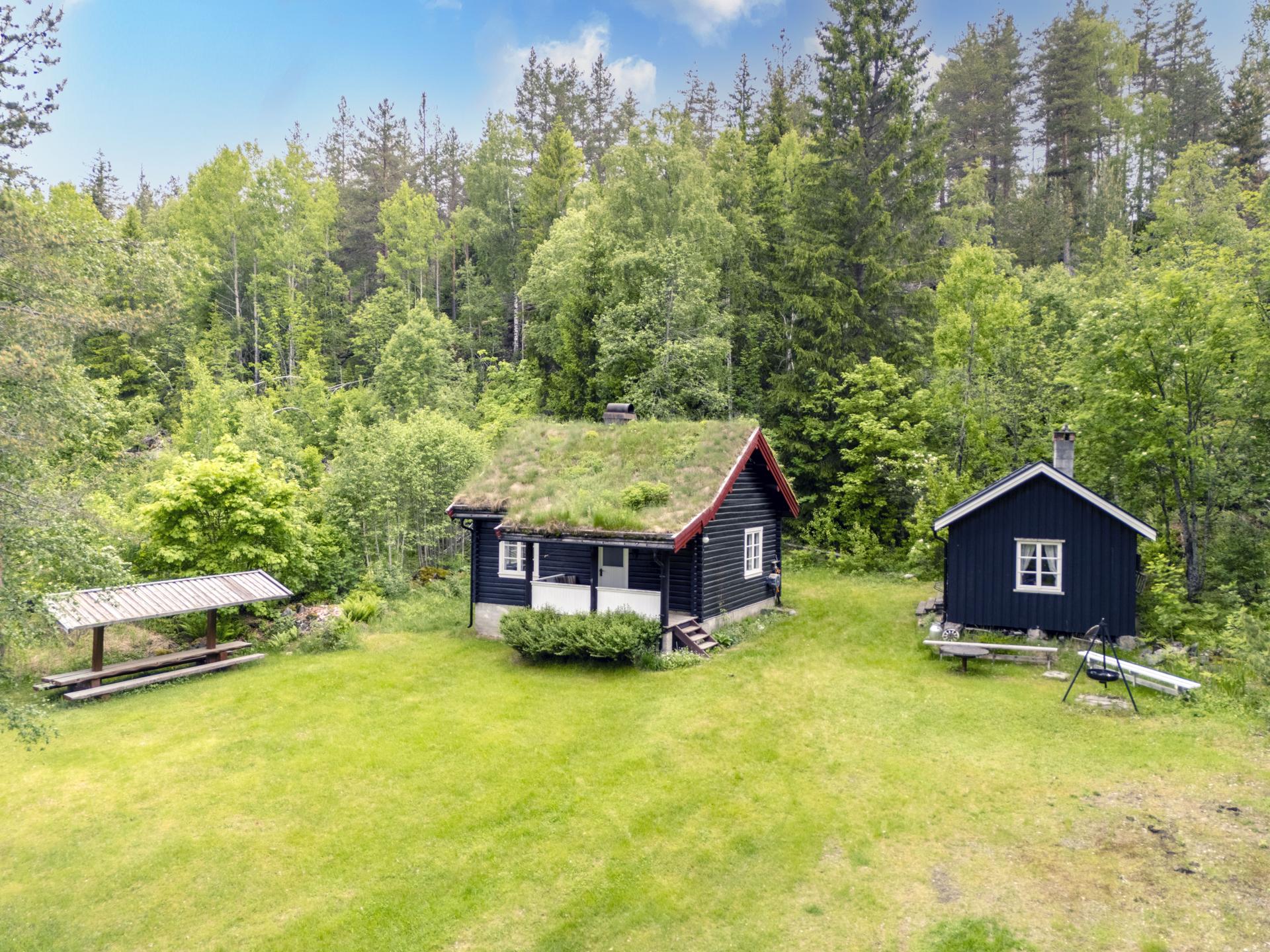 Foto: Viken Fototjenester v/ Eirik Andersen. Eiendommen har et koselig tun i naturskjønne omgivelser.. Bilde nummer 2 av 3