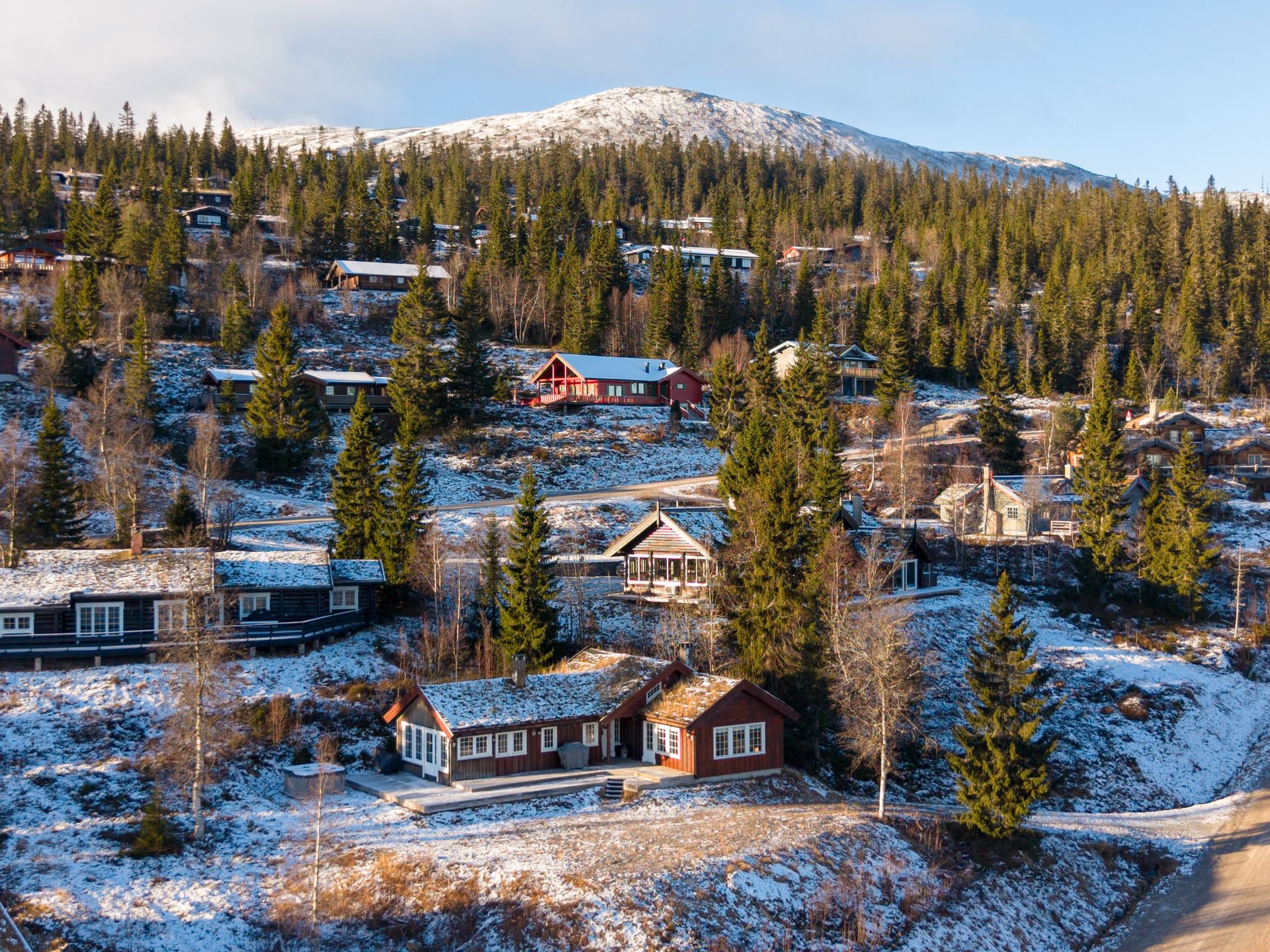 Frittliggende fritidsbolig med torvtak, beliggende 649 meter over havet i Trysilfjellet.. Bilde nummer 3 av 3
