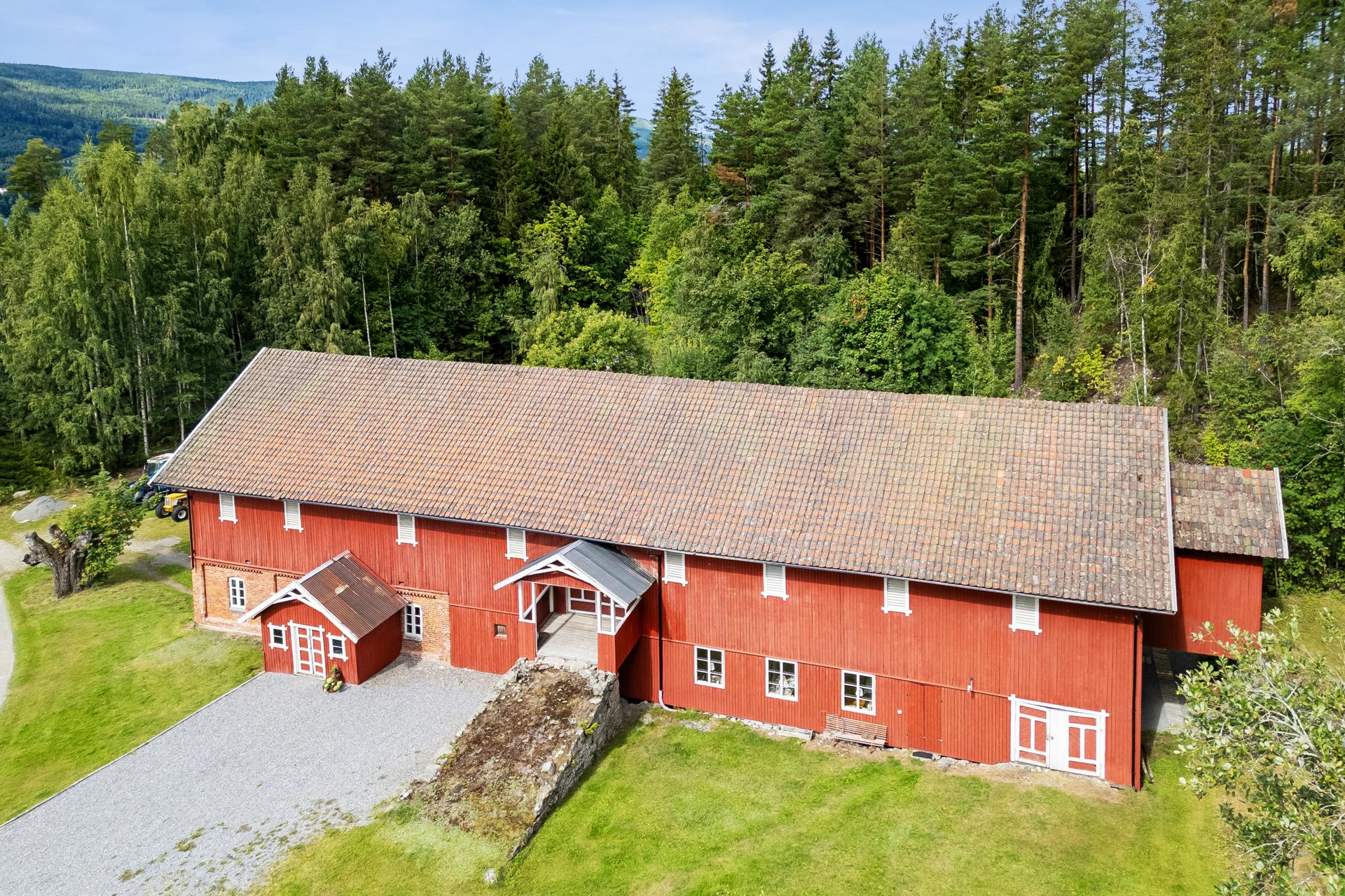 Låve/driftsbygning innredet med selskapslokale og gårdsbutikk. Bilde nummer 3 av 3