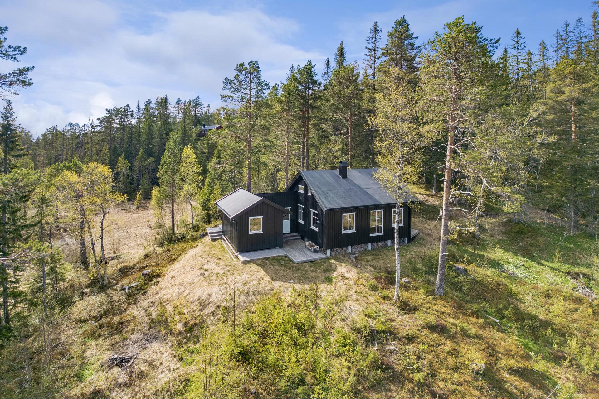 Hytte beliggende fint til i naturskjønne omgivelser på Tomtvatnet. . Bilde nummer 2 av 3