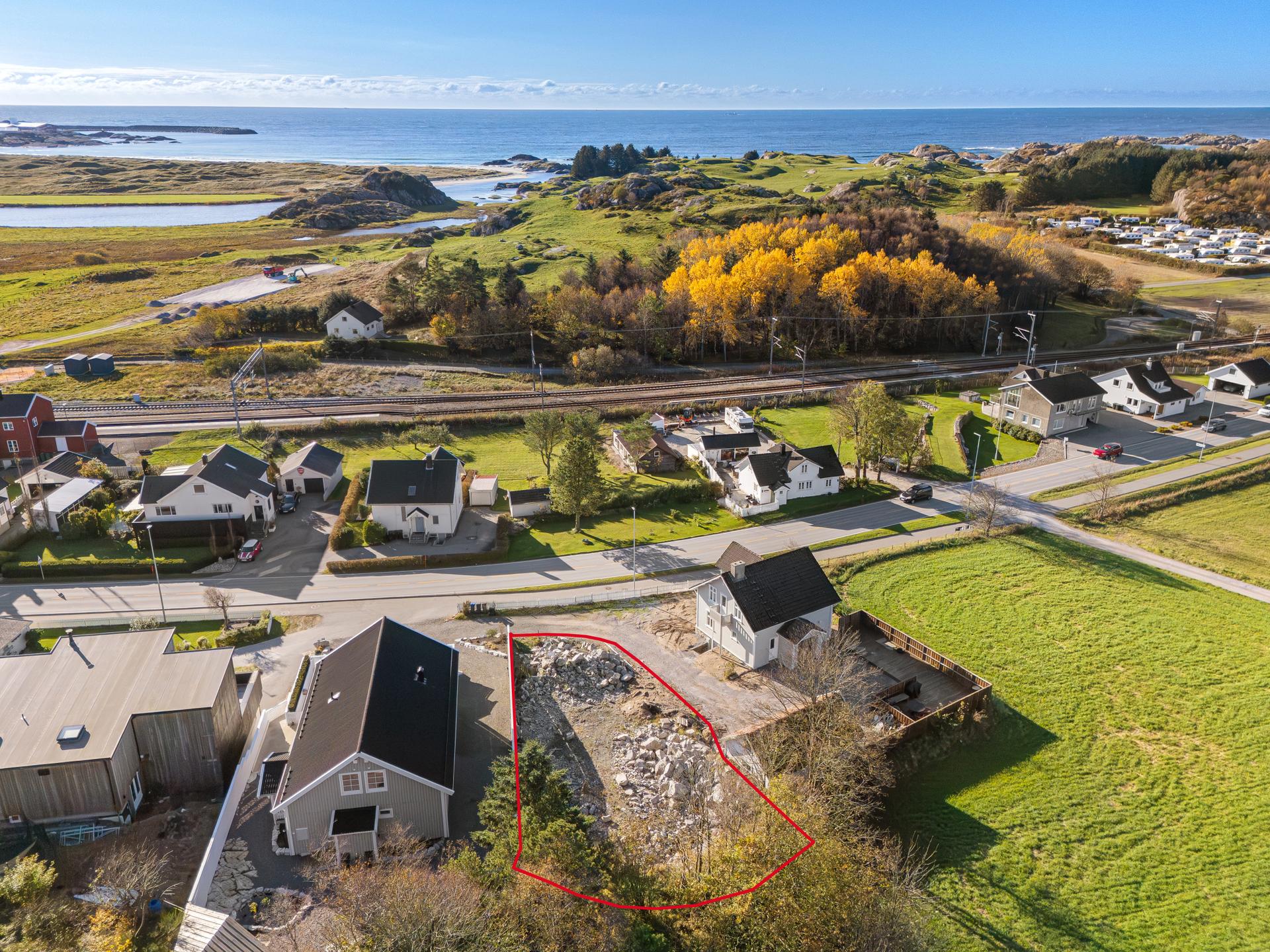 Tomten har en sentral beliggenhet med nærhet til butikk, idrettsanlegg og togforbindelse. . Bilde nummer 2 av 3