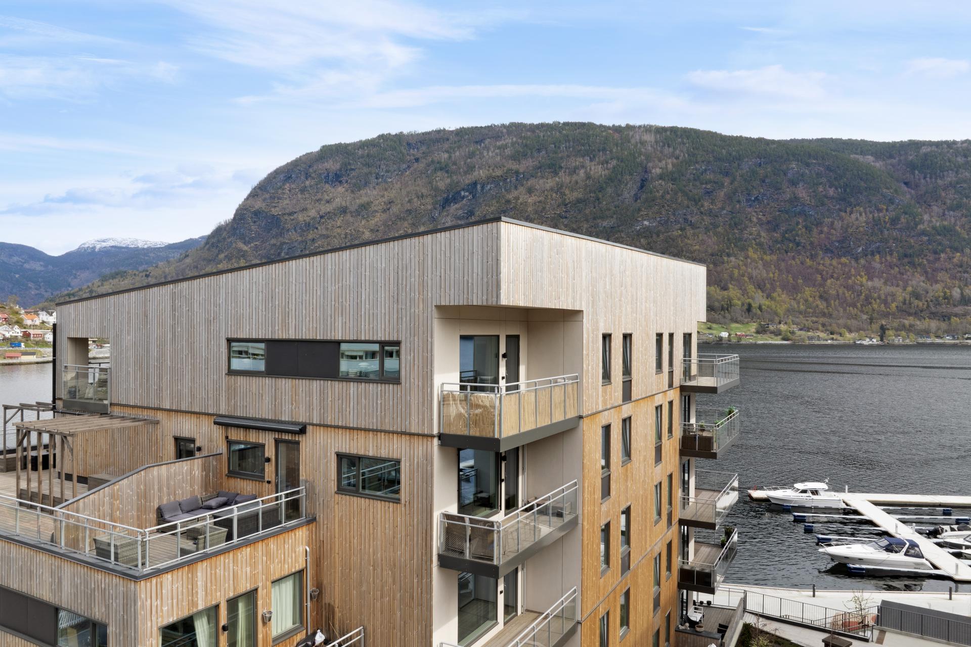 Her bur du lettvindt til med fjorden like utanfor dørstokken, og gangavstand til alt Sogndal sentrum har å by på.. Bilde nummer 3 av 3