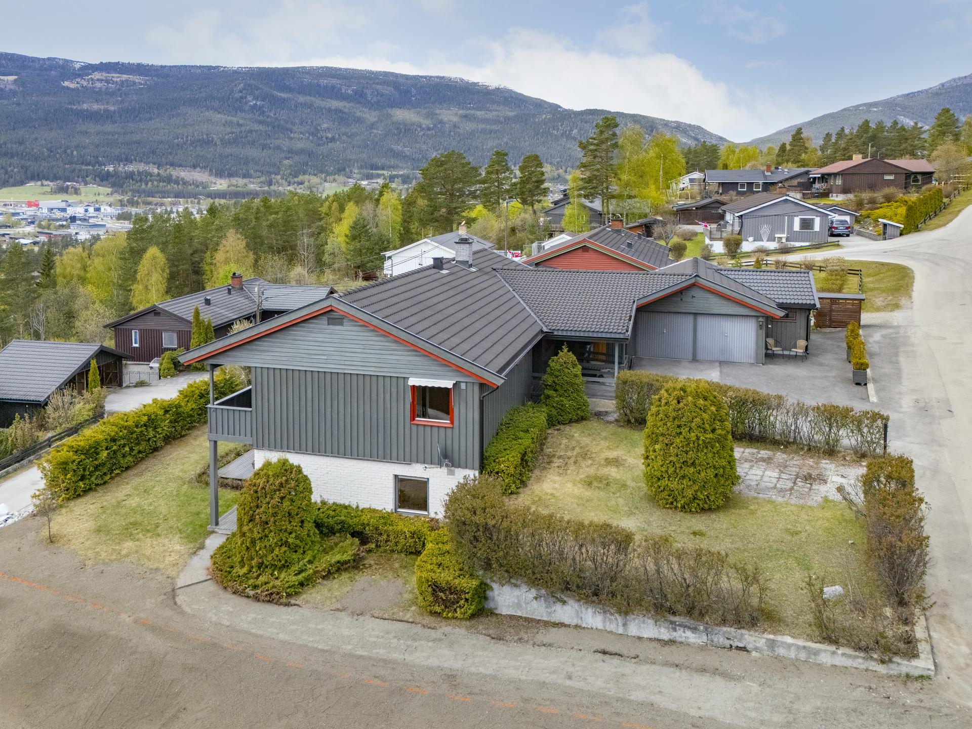 Eiendommen ligger i et etablert og familievennlig område ca 2.5 km opp fra Vinstra sentrum. . Bilde nummer 3 av 3
