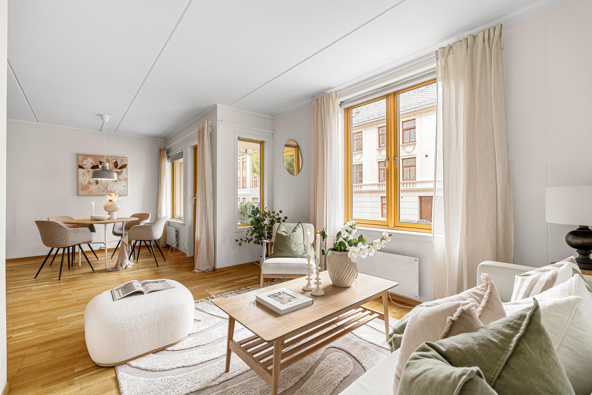 Delikat og romslig stue med god plass til flere møbleringsmuligheter.. Bilde nummer 3 av 3