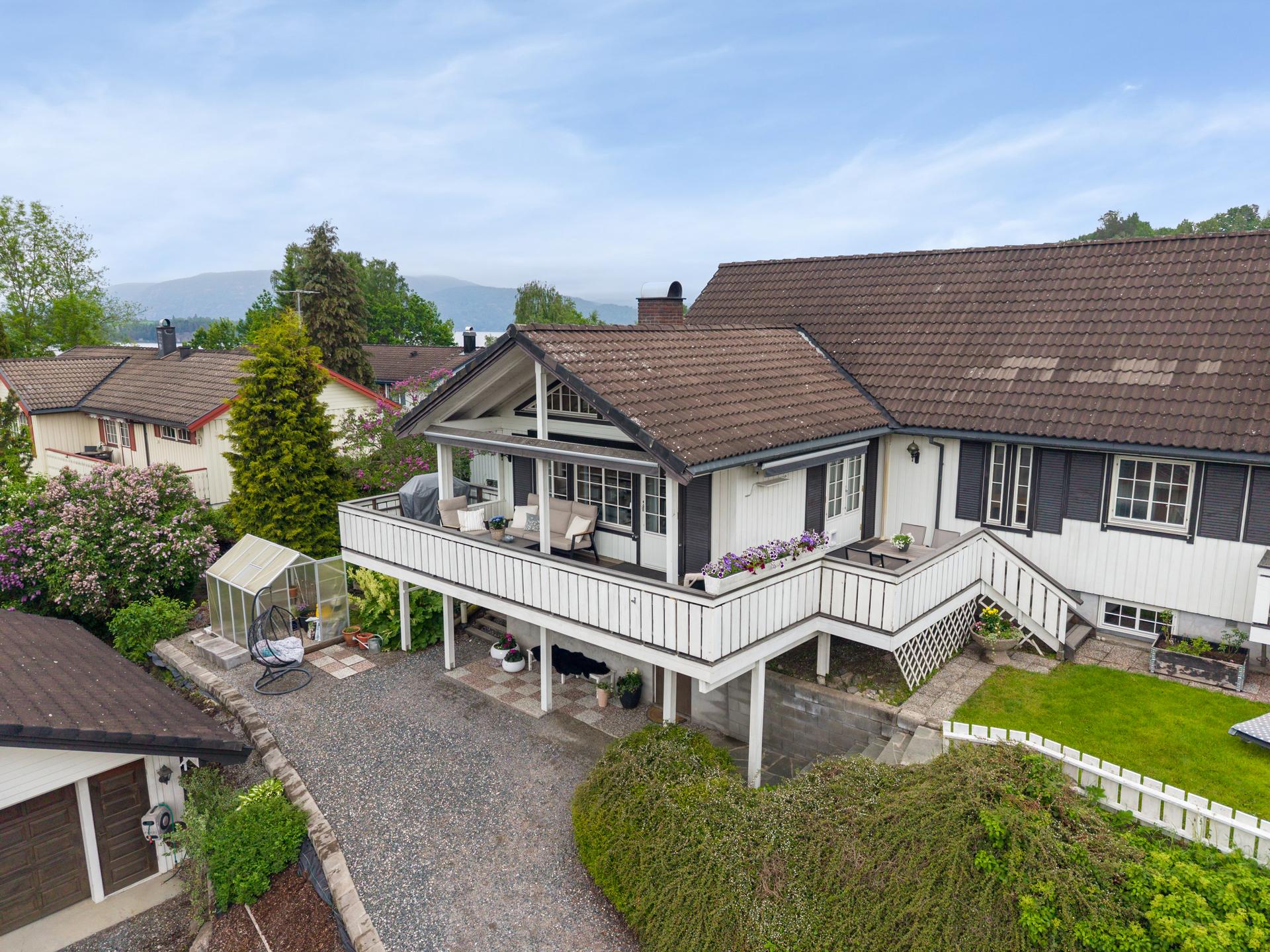 Boligen har flere uteplasser og gode solforhold. Fra stuen er det utgang til en stor, delvis overbygget terrasse som har to store elektriske markiser. . Bilde nummer 3 av 3