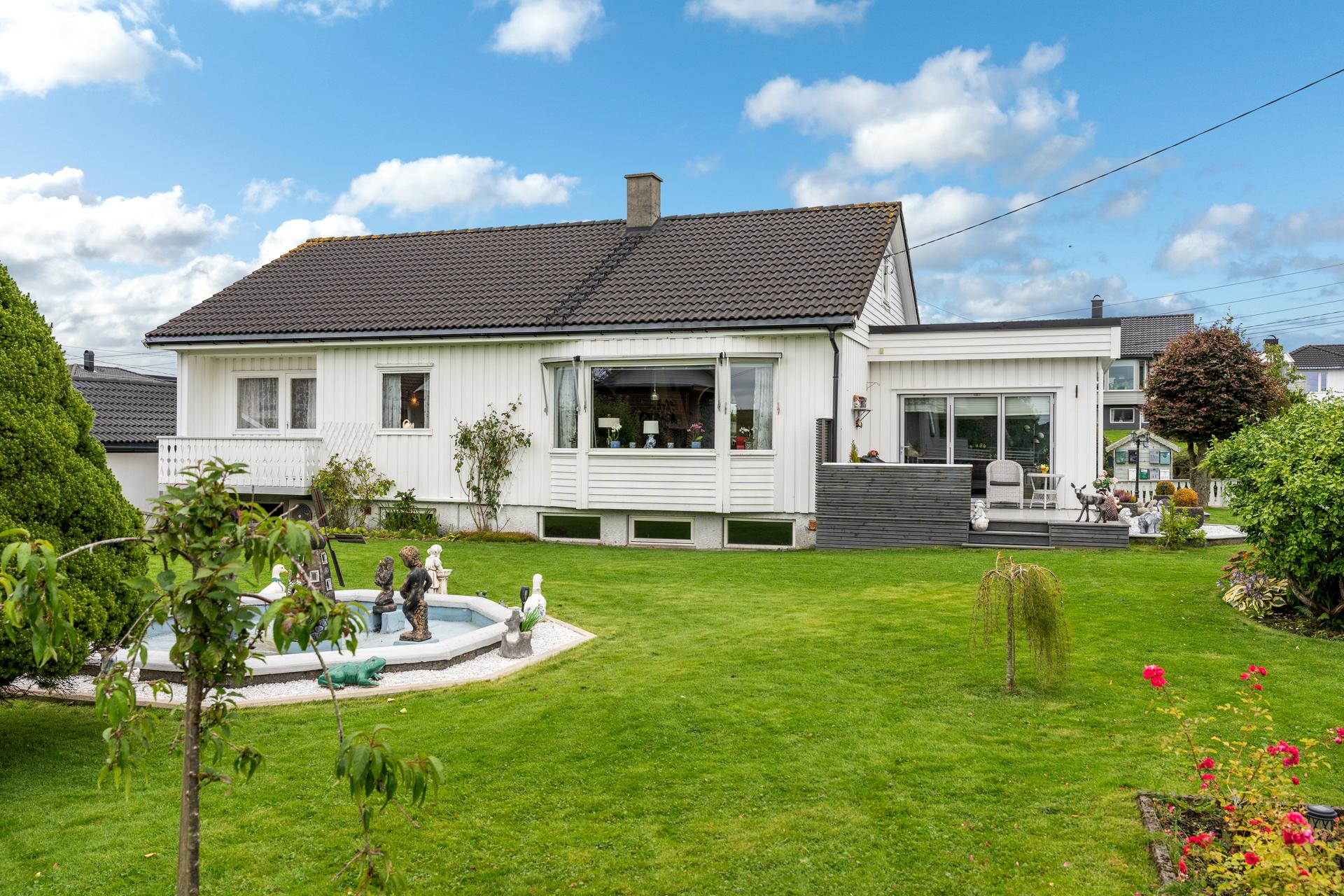 Velkommen til Stølavegen 23. Innholdsrik enebolig over tre plan. Foto: Vestbris. Bilde nummer 1 av 3
