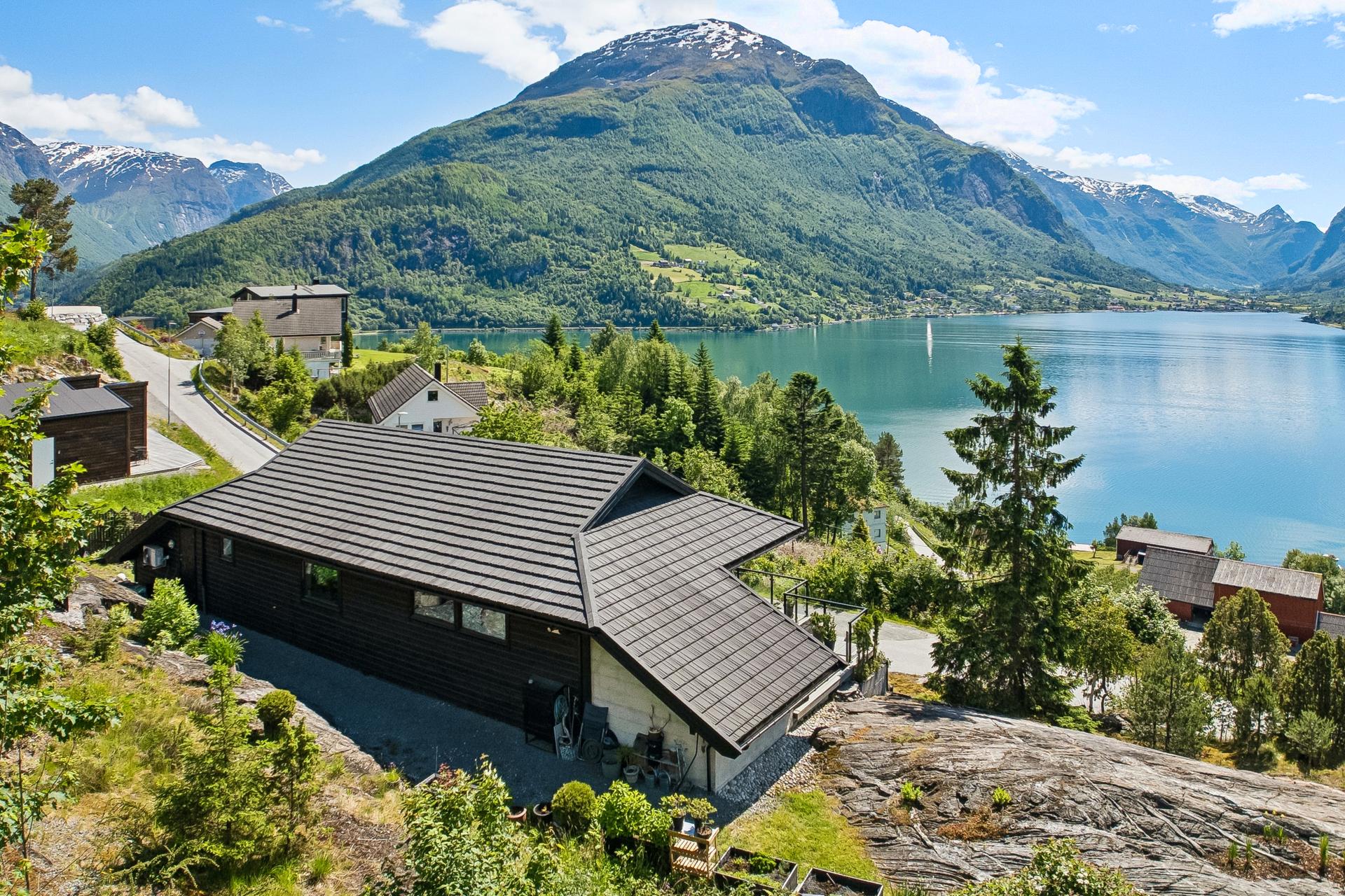 EiendomsMegler 1 ved Martin Grodås Alnes har gleden av å presentere Oppheimsvegen 62! Foto levert av Svein Olav Humberset v/EFKT.. Bilde nummer 1 av 3