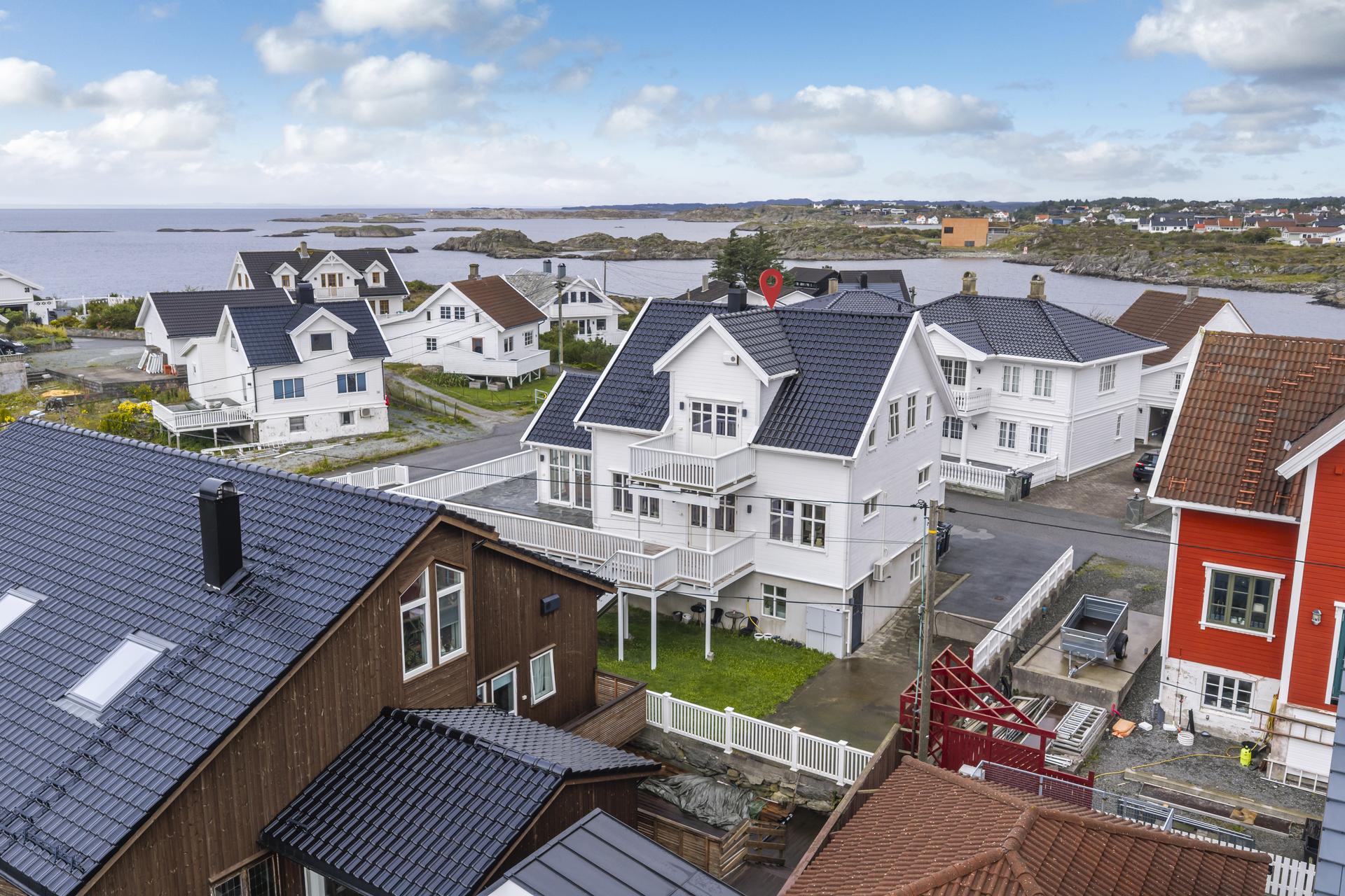 Velkommen til Vikavegen 27, presentert av Eiendomsmegler 1 Karmøy v/ Ingeborg Gangsøy Pedersen. Foto: Vestbris. Bilde nummer 1 av 3