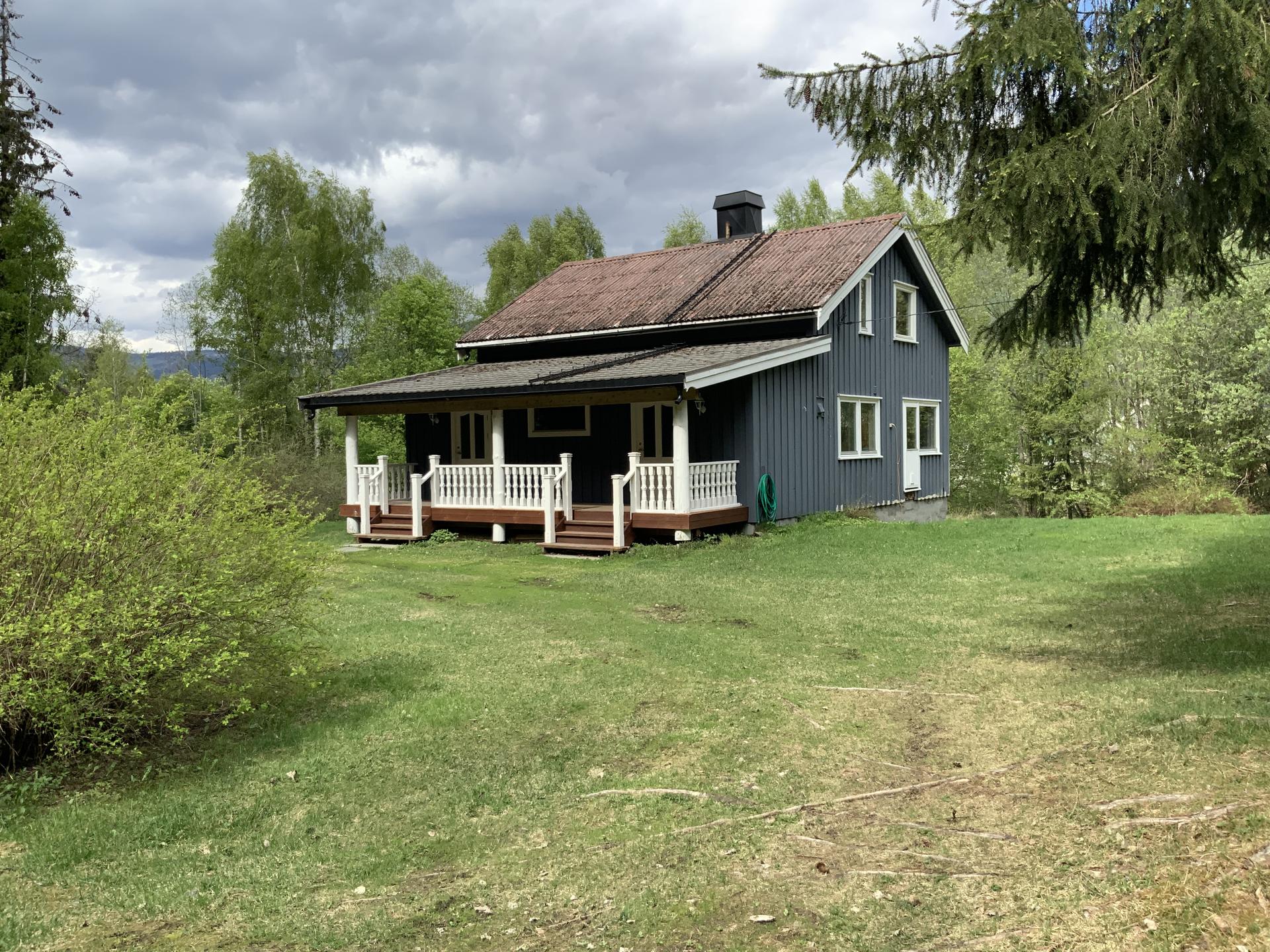 Eiendomsmegler 1 v/Unni Rolstad ønsker velkommen til Liavegen 109!   (foto: Privat). Bilde nummer 1 av 3