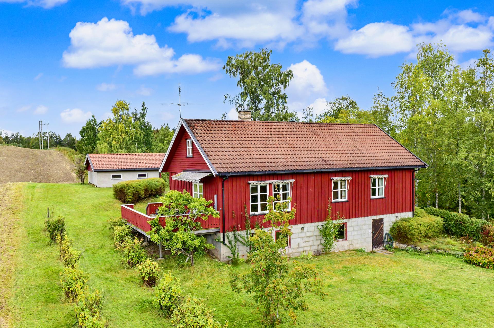 Enebolig over tre plan på en tomt på ca. 3,3 mål, med frittstående garasje og landlig plassering.
Foto: Kjell Vidar Marthinsen. Bilde nummer 1 av 3