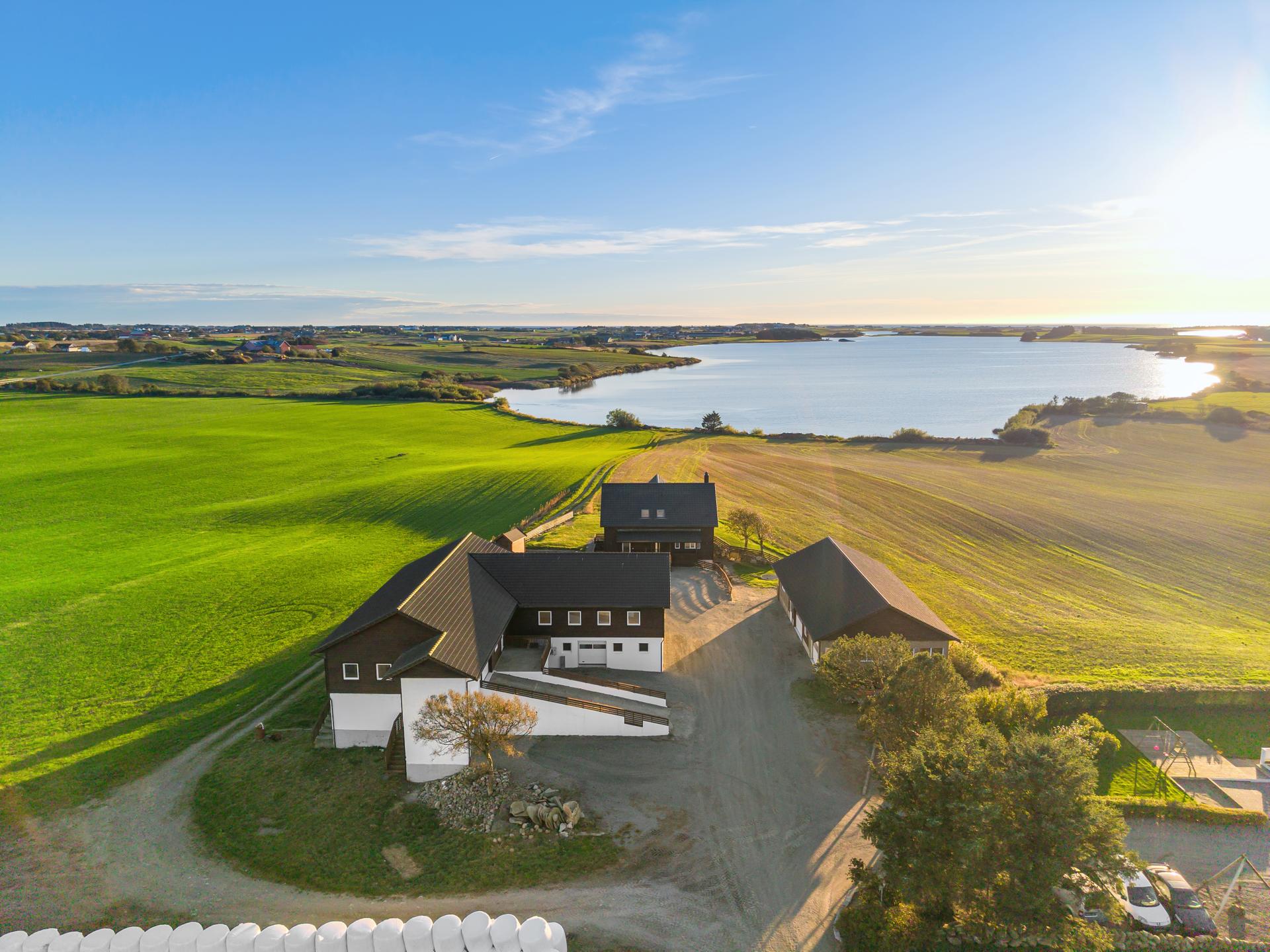 Unik mulighet. Landlig eiendom oppgradert bygningsmasse og bolighus fra 2017 innredet over 3 plan med blant annet 4 bad. . Bilde nummer 2 av 3