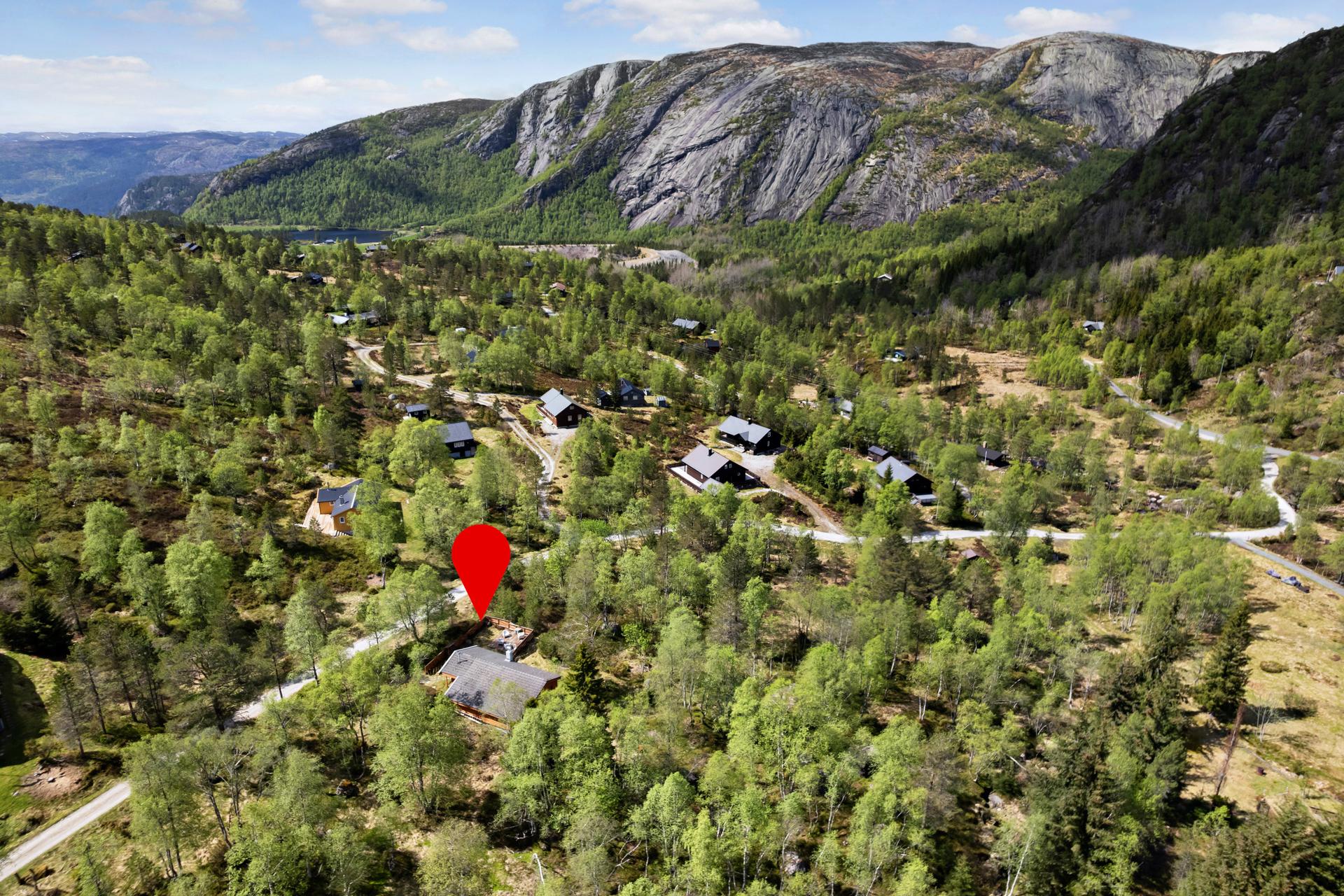 Området byr på flotte turmuligheter, og på vinterstid er det fine skiturer rett utenfor døren.. Bilde nummer 2 av 3