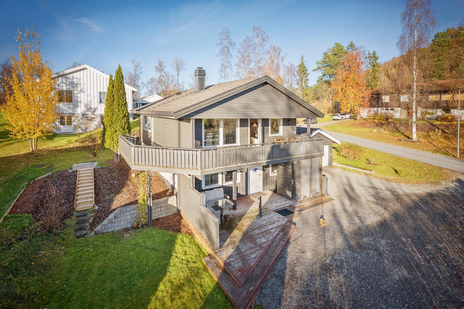 Enebolig over to plan med frittstående garasje og stor veranda mot sør-vest.. Bilde nummer 2 av 3