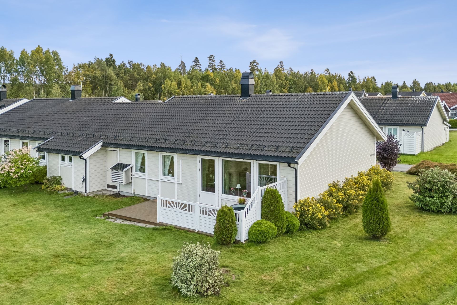 Kjedet enebolig over ett plan med sørvendt terrasse, hage og tilhørende carport.. Bilde nummer 2 av 3