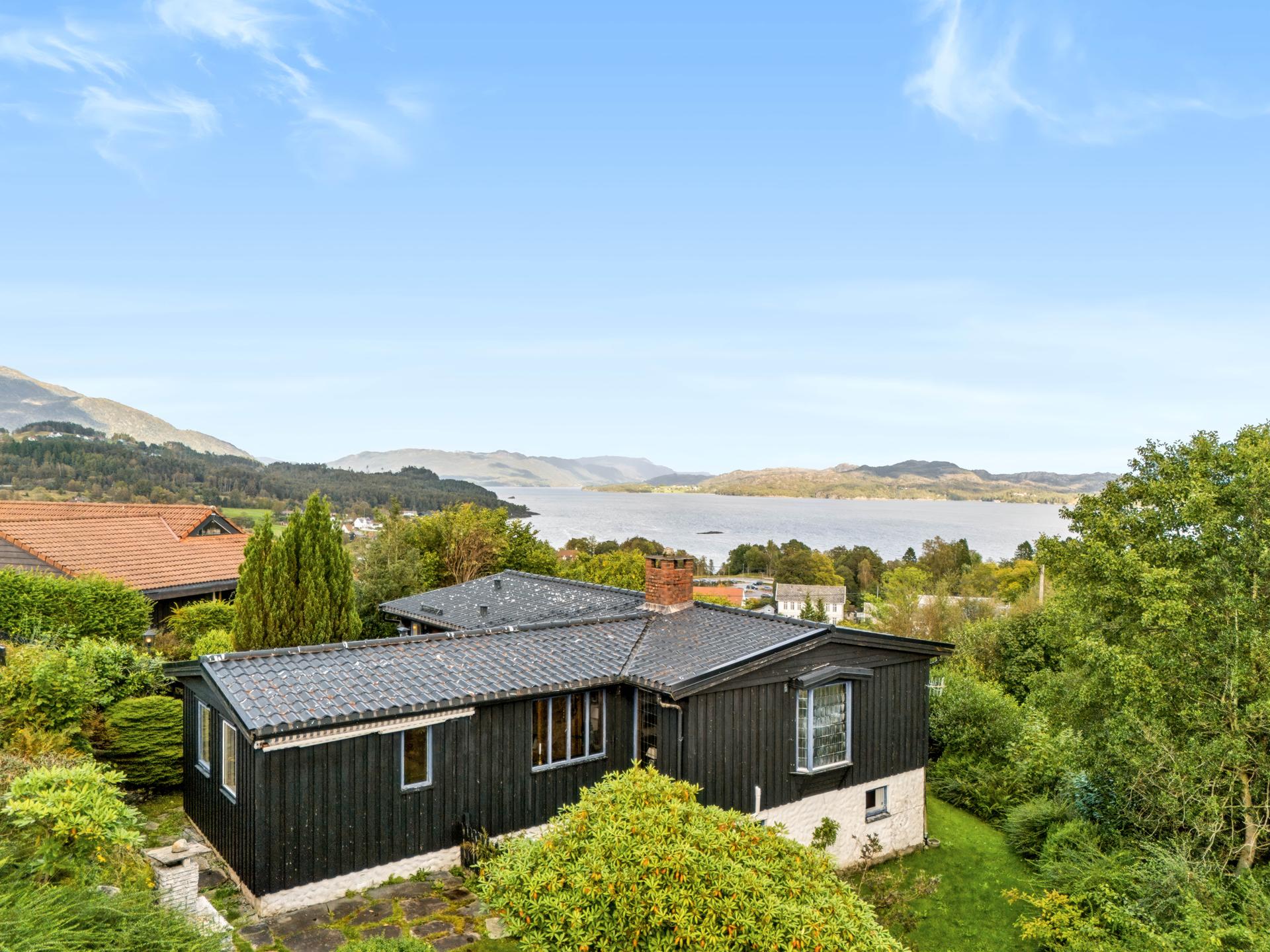 Velkommen til Knappane 52. Foto: Studiovest.. Bilde nummer 1 av 3
