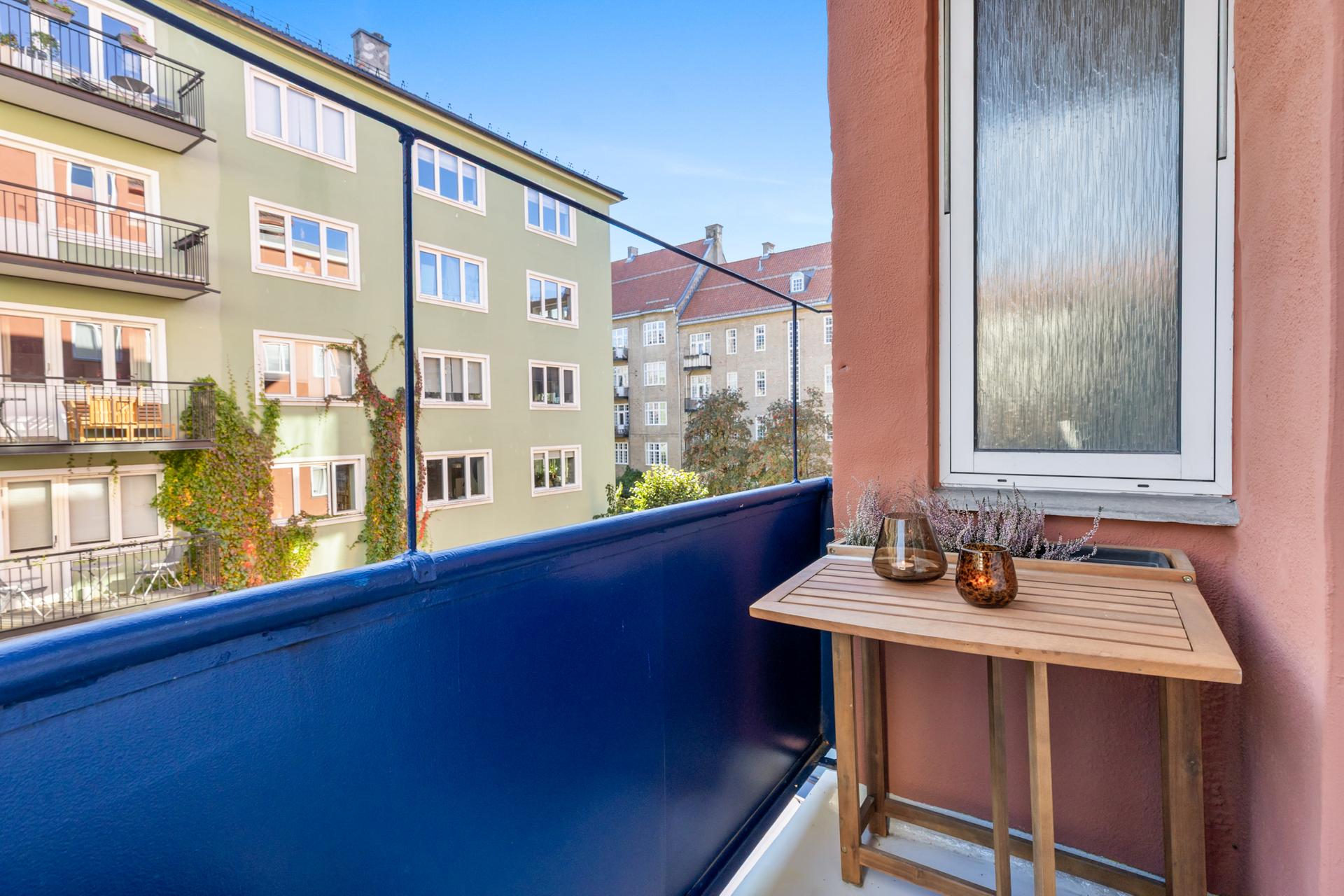 Fra stuen er det utgang til en hyggelig balkong. Bilde nummer 3 av 3