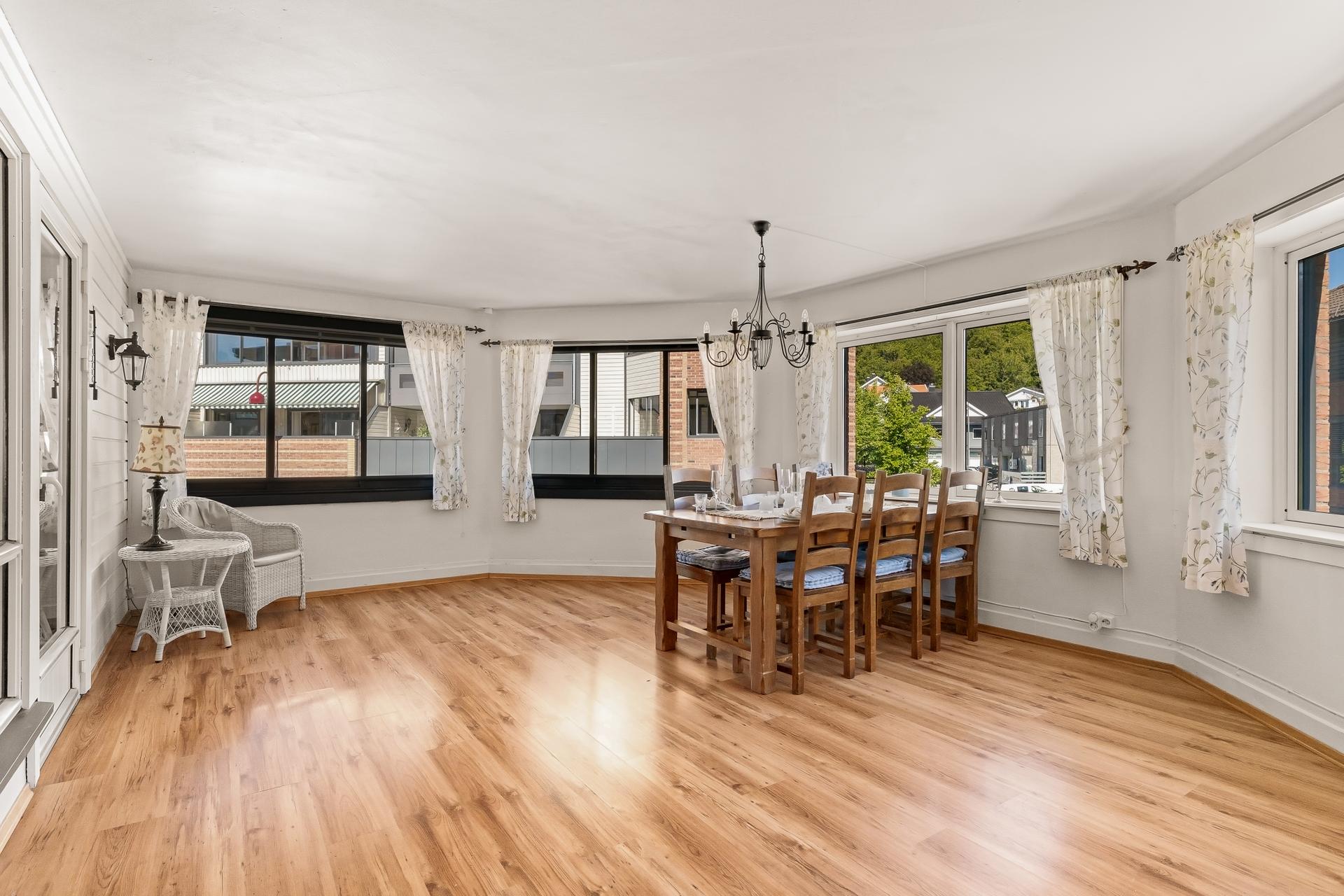 Leiligheten har en stor, innglasset terrasse på 23 m².. Bilde nummer 3 av 3