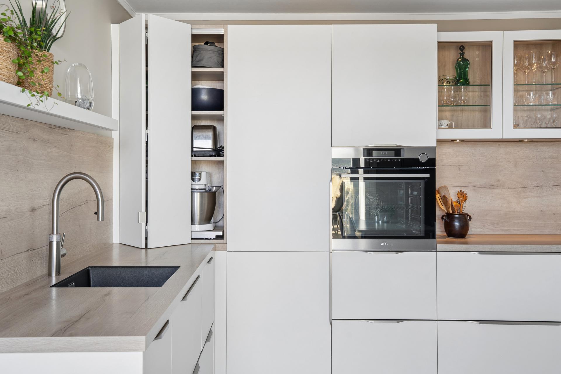 Innredningen er påkostet med smarte løsninger for maksimal utnyttelse av plassen. Det er innstallert Quooker vannkran som gir deg 100 % kokende vann fra springen. . Bilde nummer 3 av 3