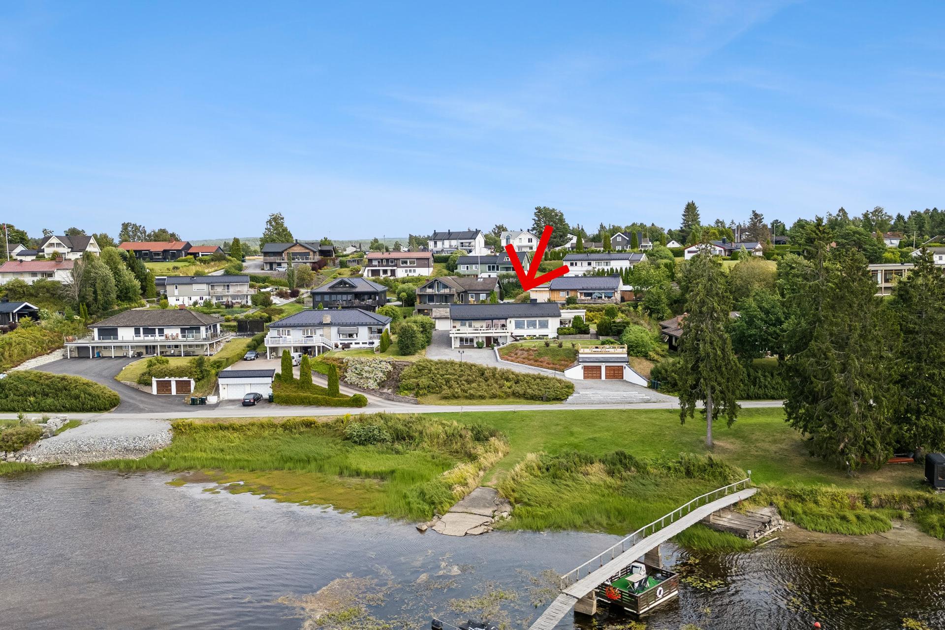 Her bor du i en velholdt enebolig med en av de beste beliggenhetene på Årnes, helt nede ved Glomma.. Bilde nummer 2 av 3