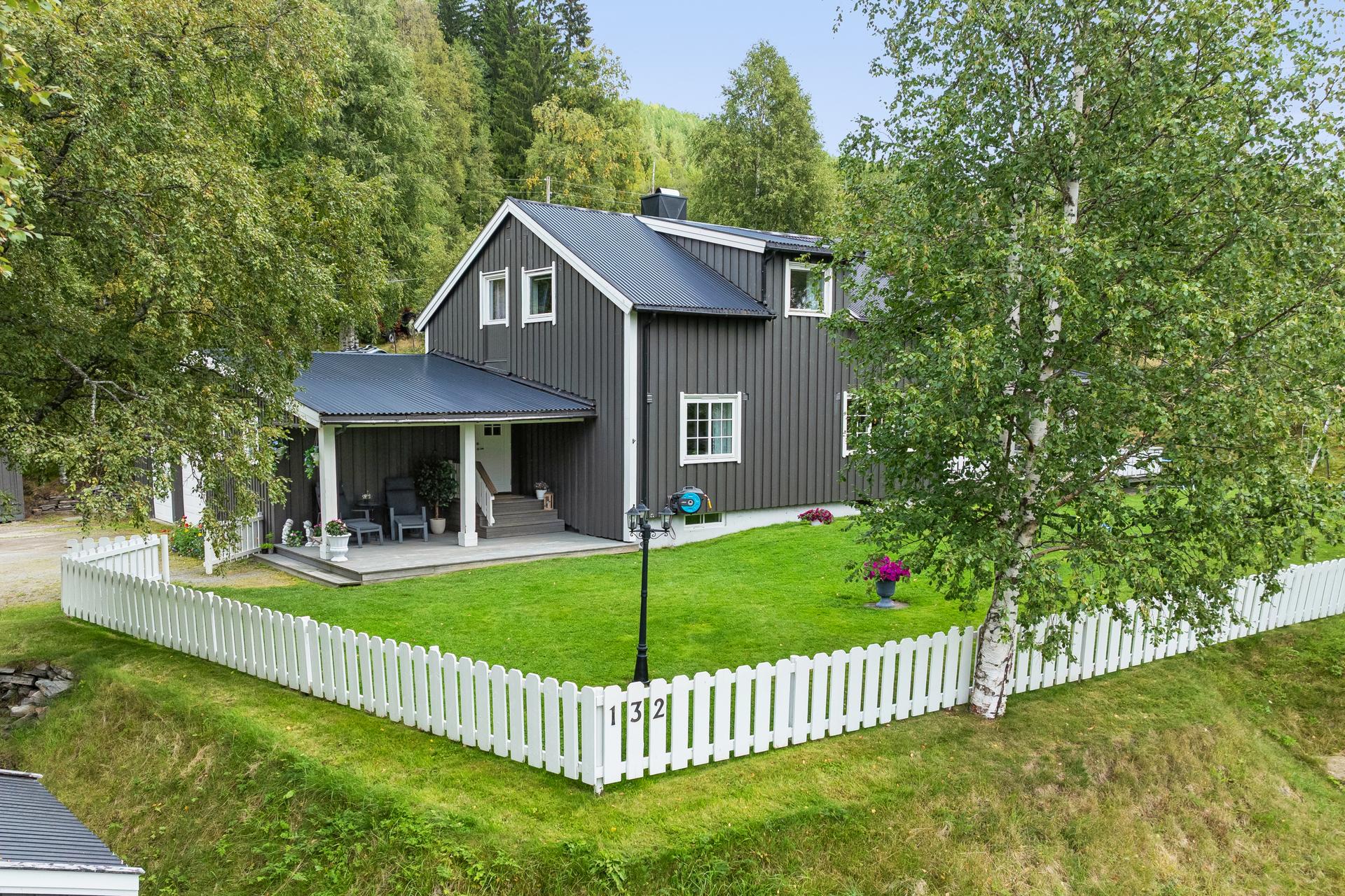 Eiendommen har naturen som nærmeste nabo, og ligger under 2 km til sentrum Innbygda.. Bilde nummer 3 av 3