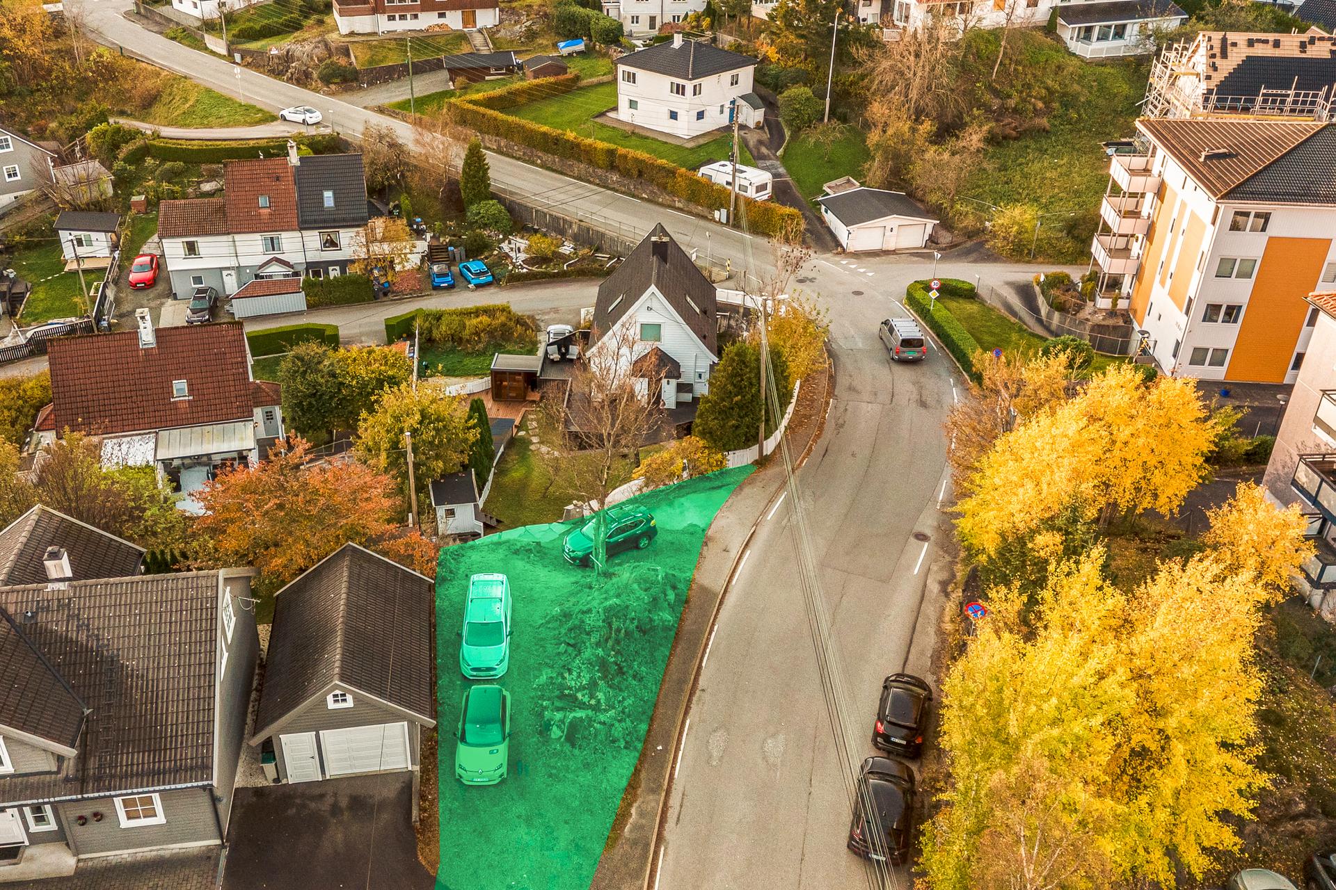 I tillegg til boligen som selges medfølger det en egen separat tomt på ca. 263,9 kvm, som gir rikelig med plass til parkering. Se grønn markering. Eierne har tidligere leid ut en del av denne tomten til parkering.. Bilde nummer 3 av 3