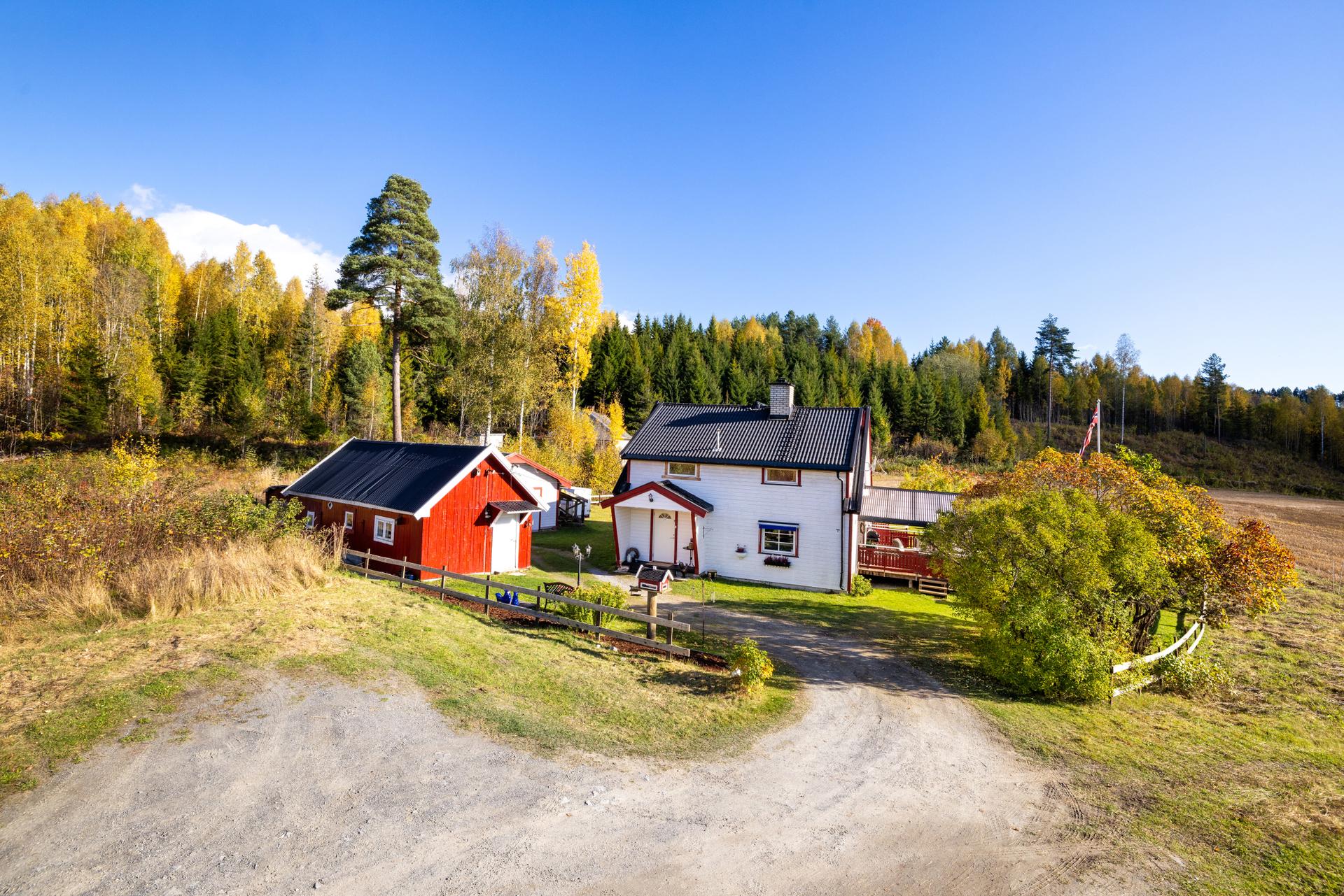 Eiendommen ligger i et rolig område på Hvalsmoen, med kort vei til bussholdeplass på Almesletta og Hønefoss sentrum.. Bilde nummer 3 av 3
