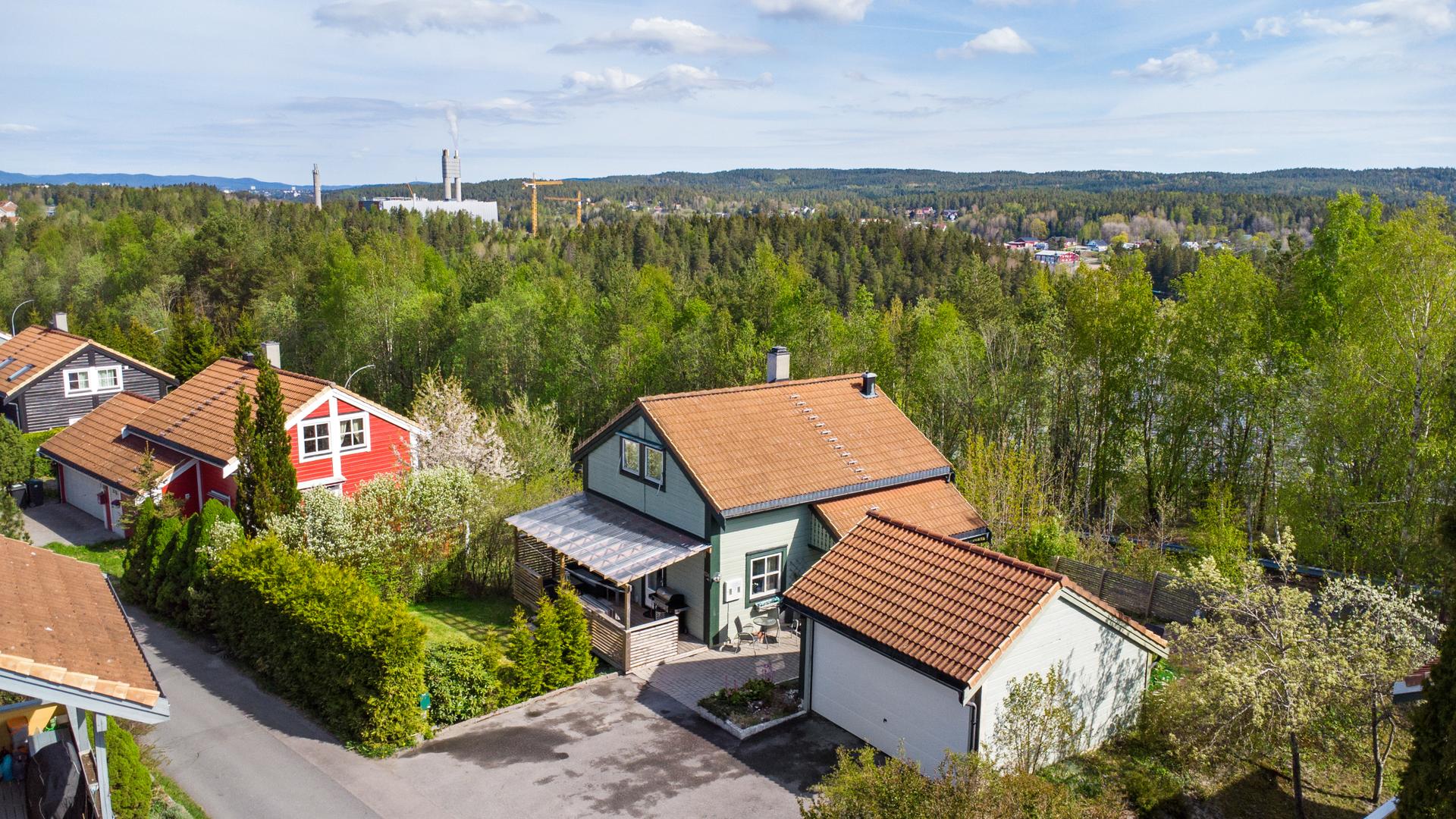 Enebolig over tre plan med vestvendt terrasse, skjermet hage og frittstående garasje.. Bilde nummer 3 av 3