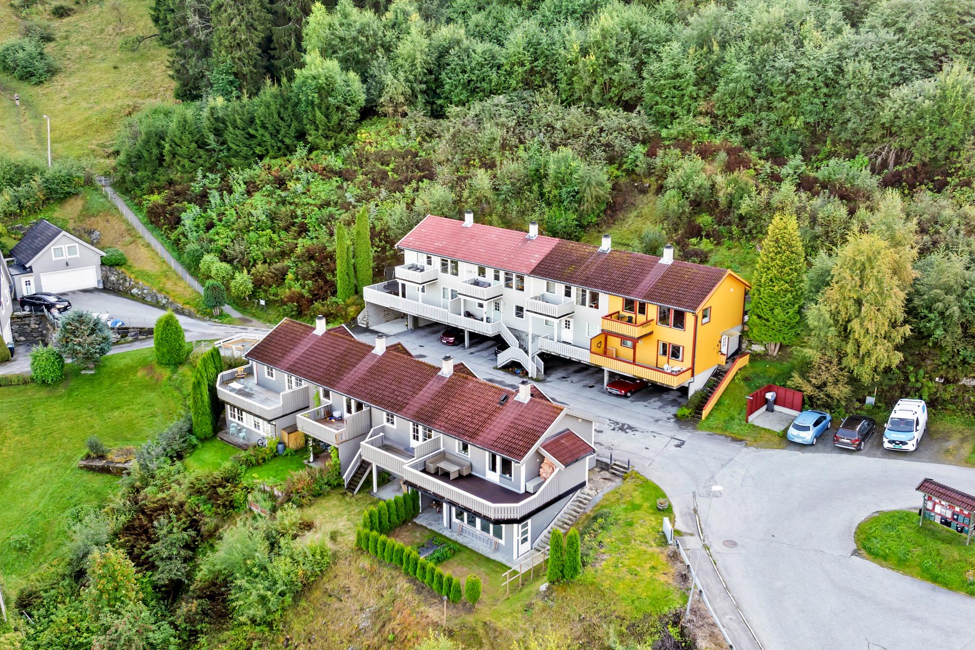 Innhaldsrikt rekkehus over to etasjar med skjerma plassering i Stedjeåsen.. Bilde nummer 3 av 3