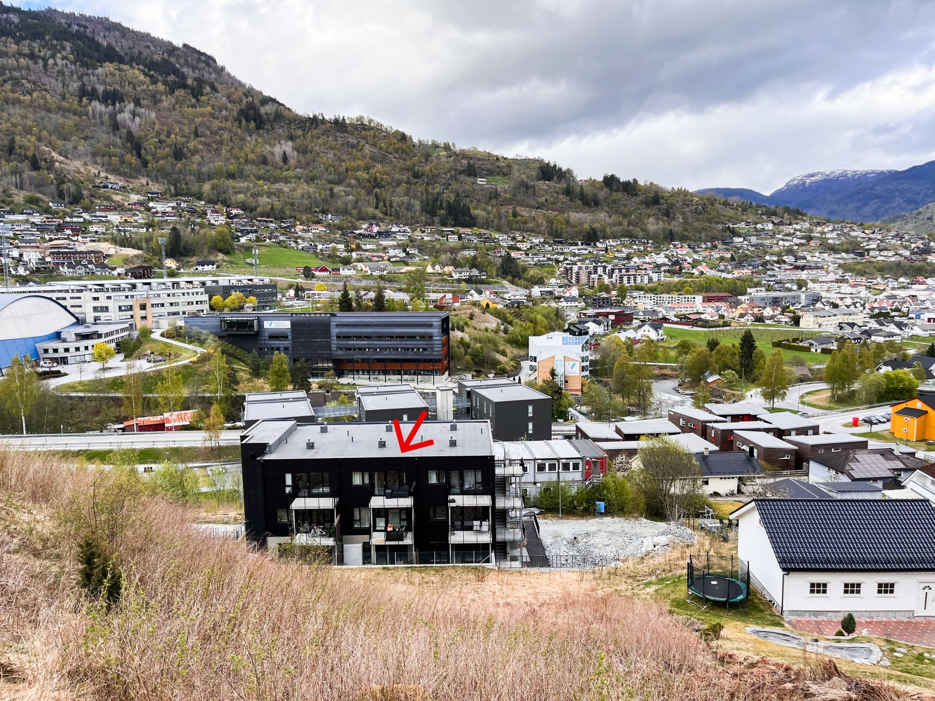Leilegheita ligg øverste etasje og vender mot baksida av bygget. Dette gir gode solforhold og skjerming frå støy og trafikk. . Bilde nummer 2 av 3