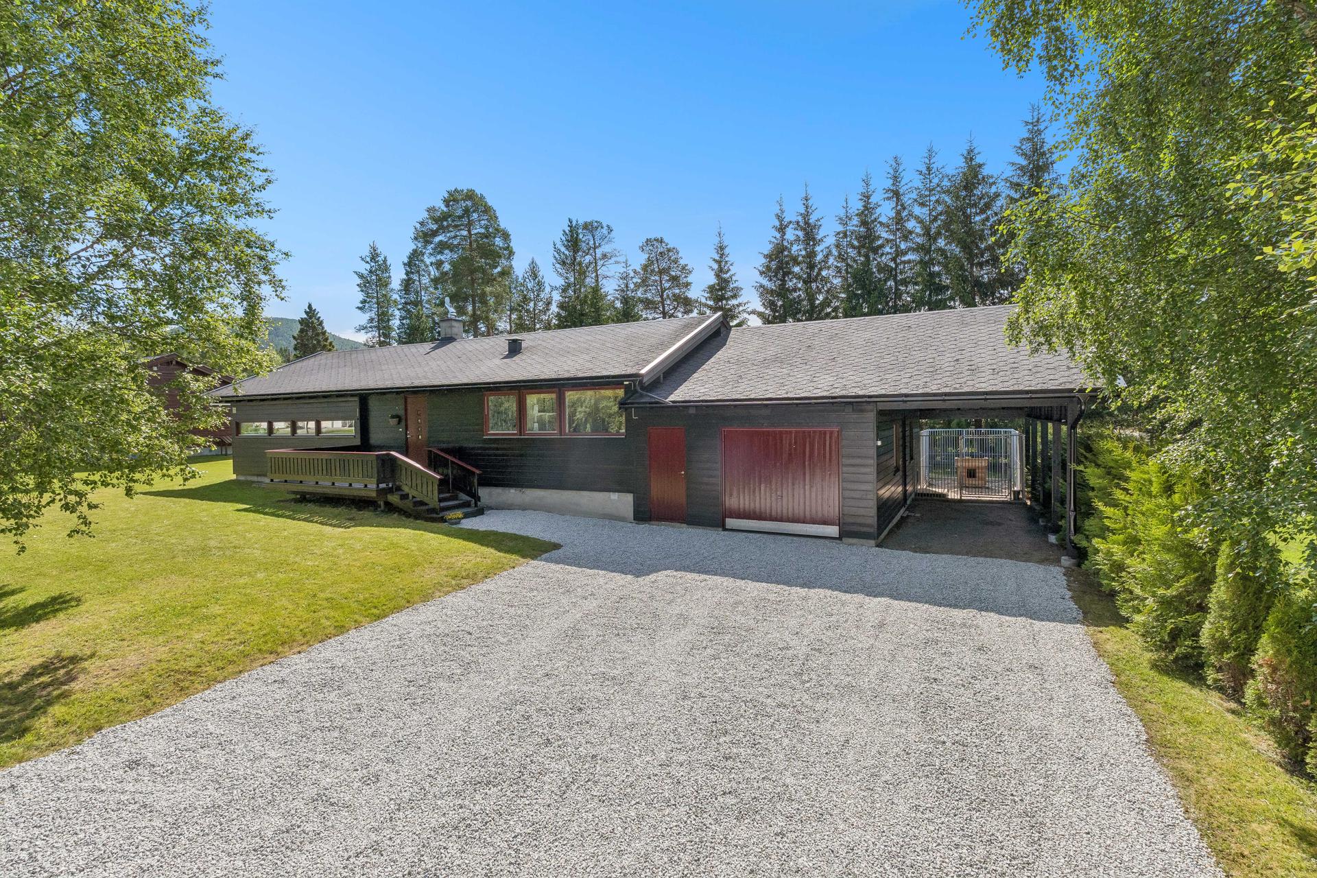 Velkommen til Telnesmoen 20! - Gruset innkjørsel med carport på ca. 29 m² og integrert garasje.. Bilde nummer 1 av 3