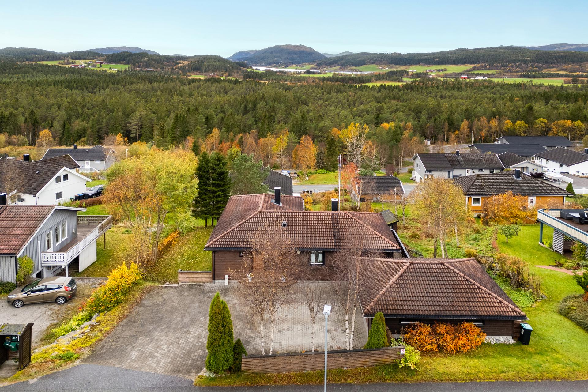 Innholdsrik enebolig over to plan med frittstående garasje og pent opparbeidet tomt.. Bilde nummer 2 av 3