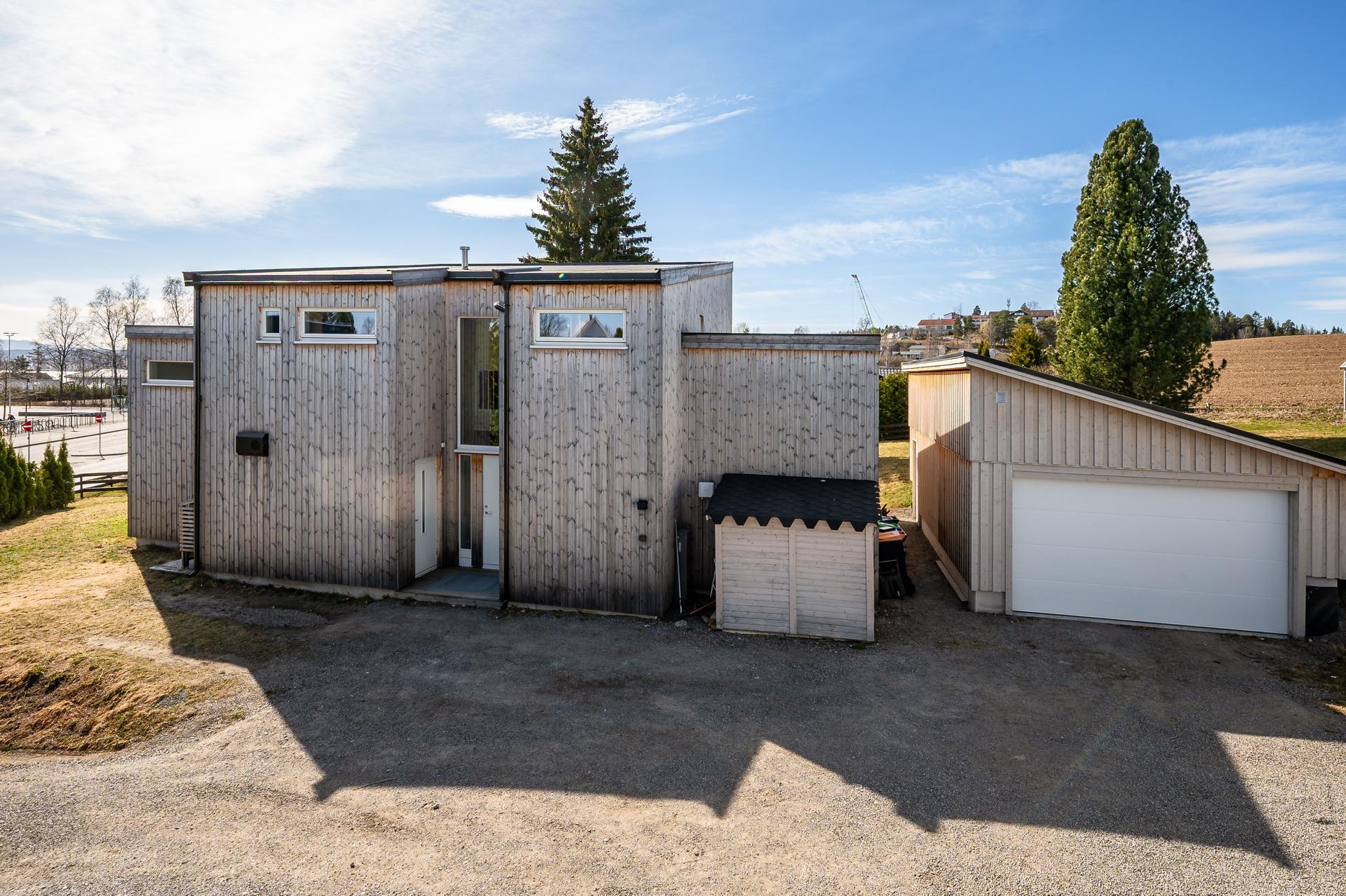 Eiendommen har en frittstående garasje på 34 m² fra 2022, samt en tilbygget, uisolert bod.. Bilde nummer 3 av 3