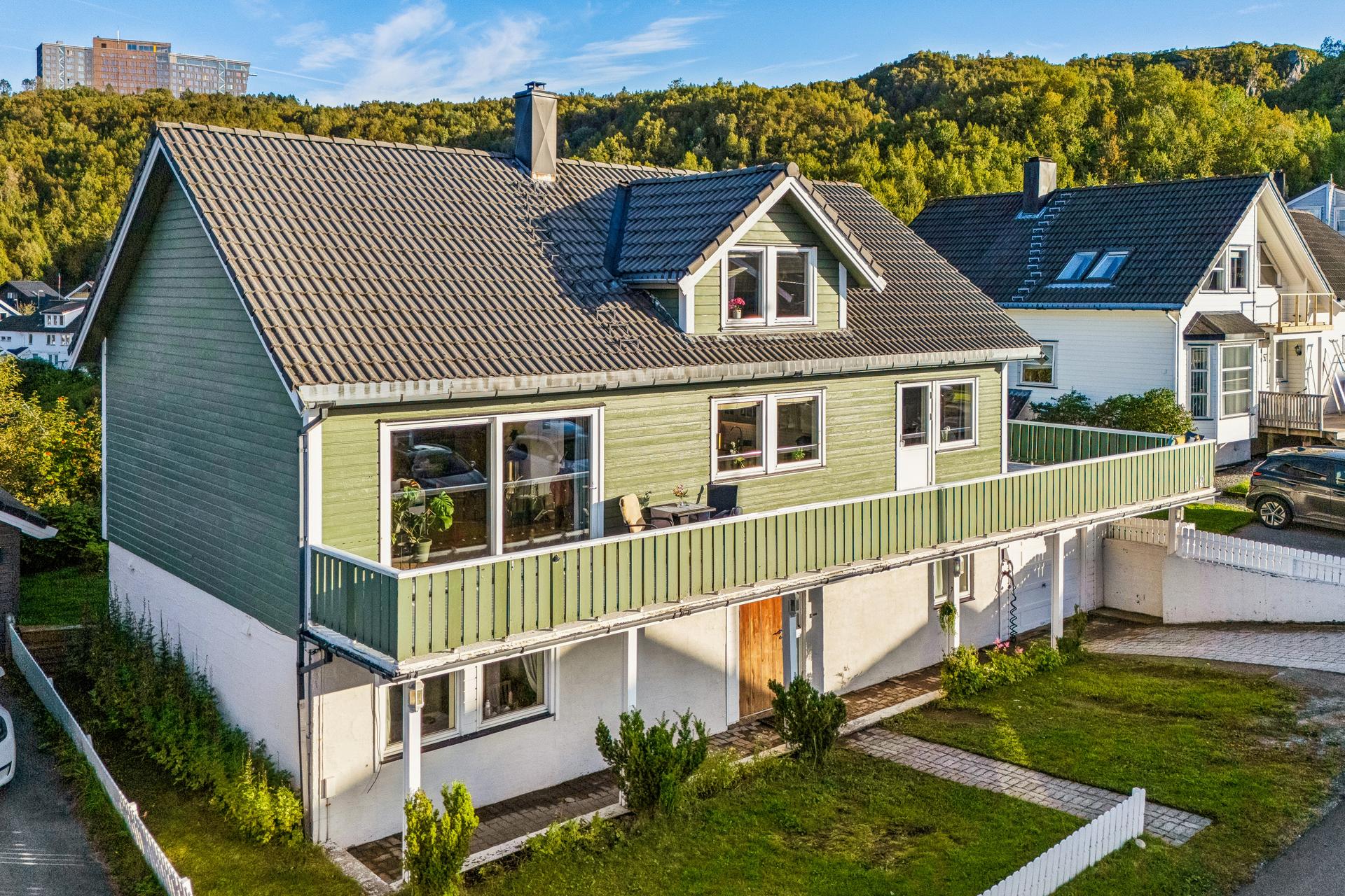 Enebolig over tre plan med integrert garasje og en stor balkong på ca. 58 m².. Bilde nummer 2 av 3