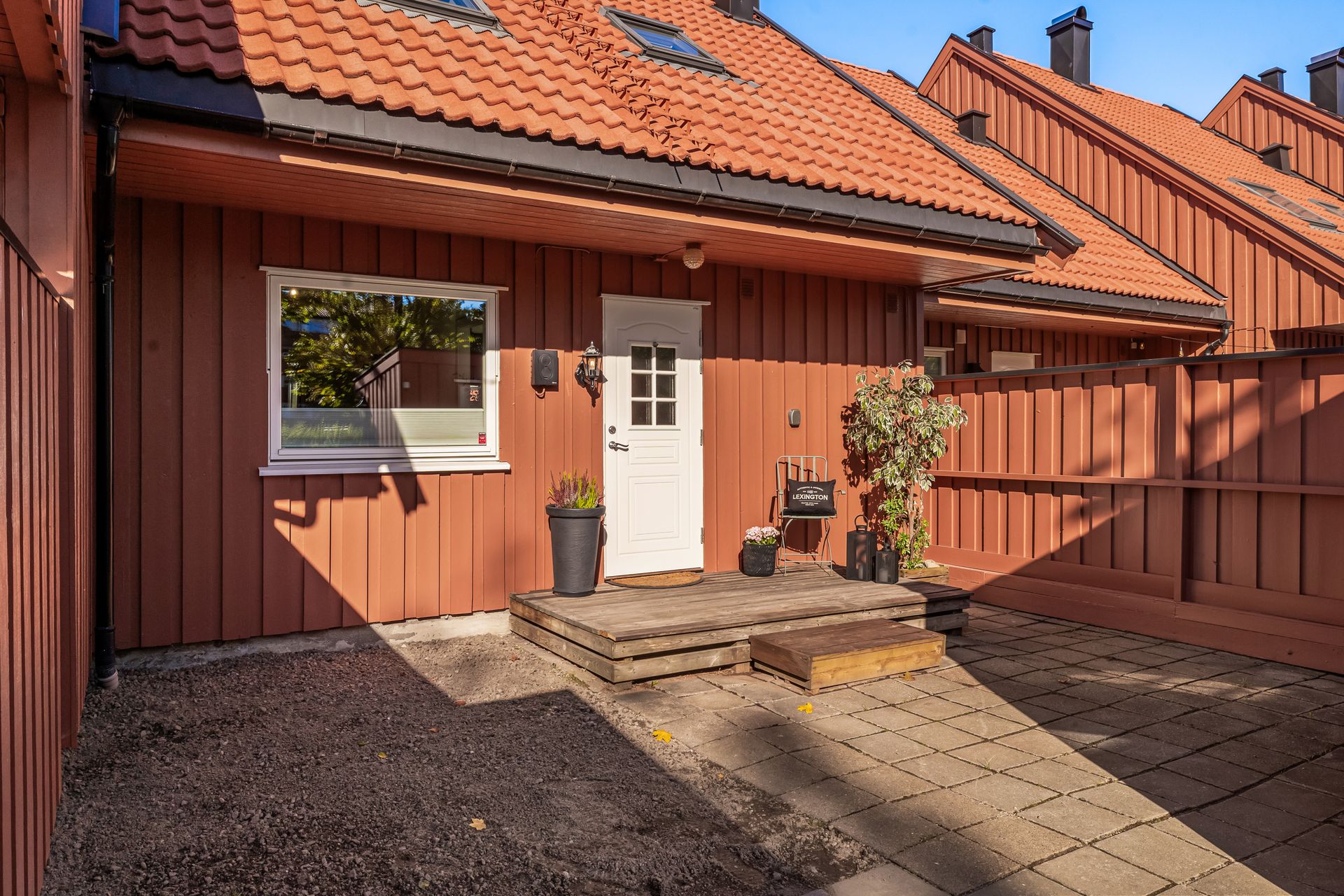 Innholdsrikt rekkehus over to plan med usjenert hage og skjermet inngangsparti.. Bilde nummer 3 av 3