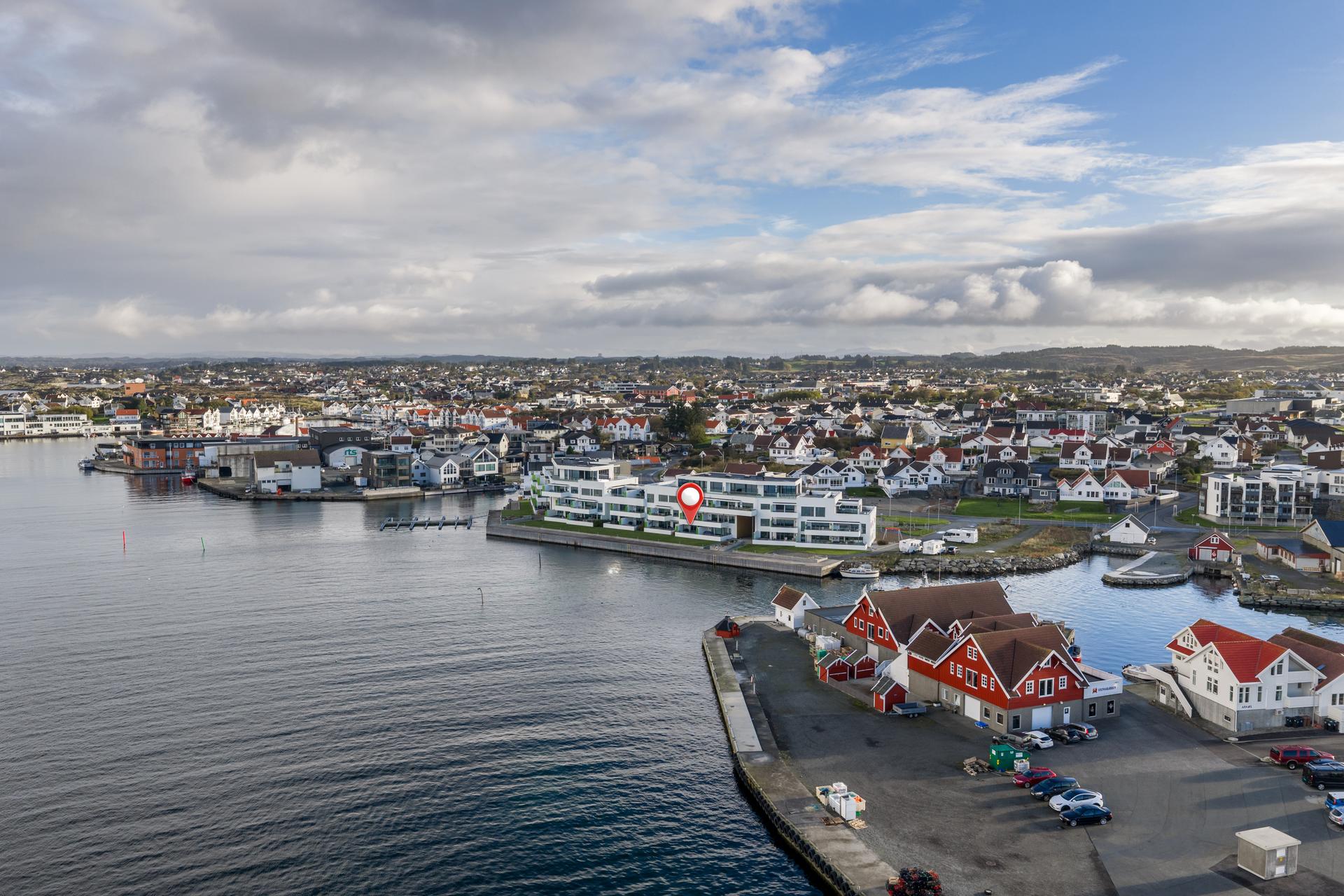 Kort avstand til dagligvarebutikker og servicetilbud i Åkrehamn sentrum.. Bilde nummer 2 av 3
