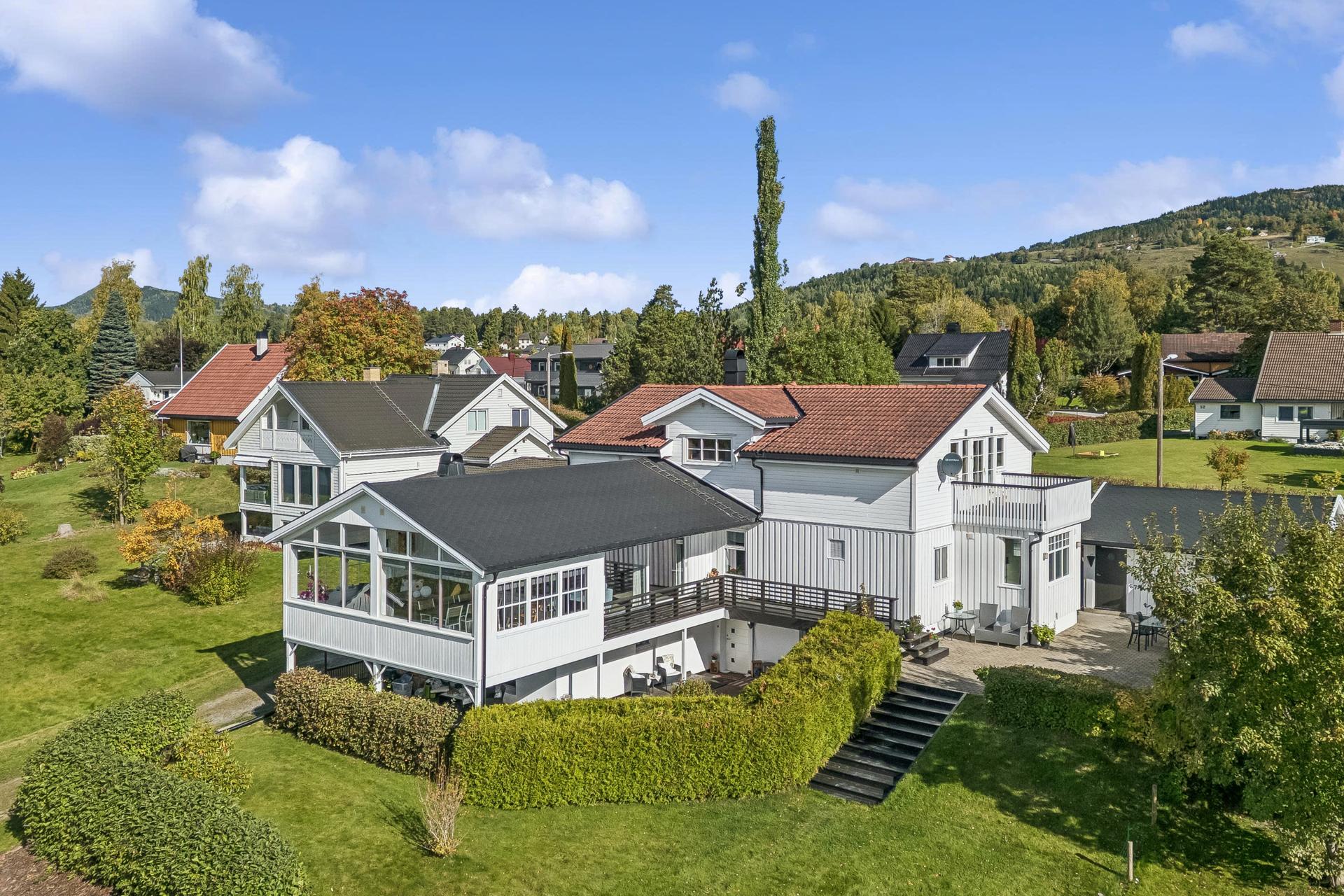 Velkommen til Parkvegen 51! Foto: Lelde Bonfelde-Lapina/EFKT Norge AS.. Bilde nummer 1 av 3